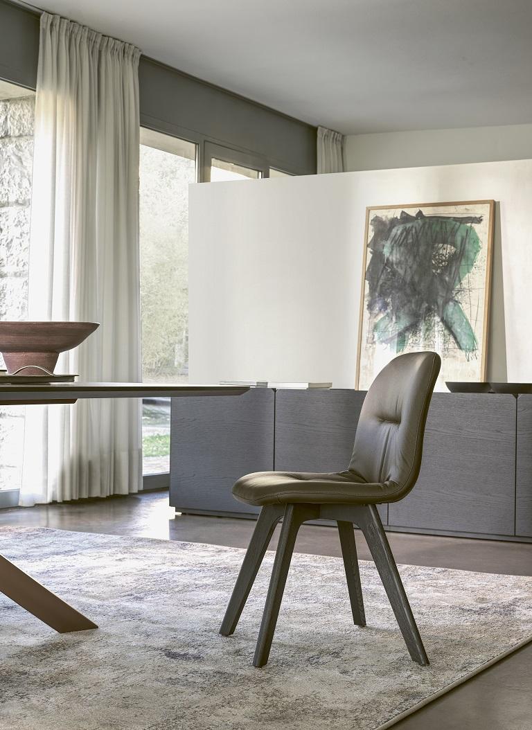 Moderner italienischer Stuhl mit Holzrahmen und gepolstertem Sitz – Kollektion Bontempi (Italienisch) im Angebot