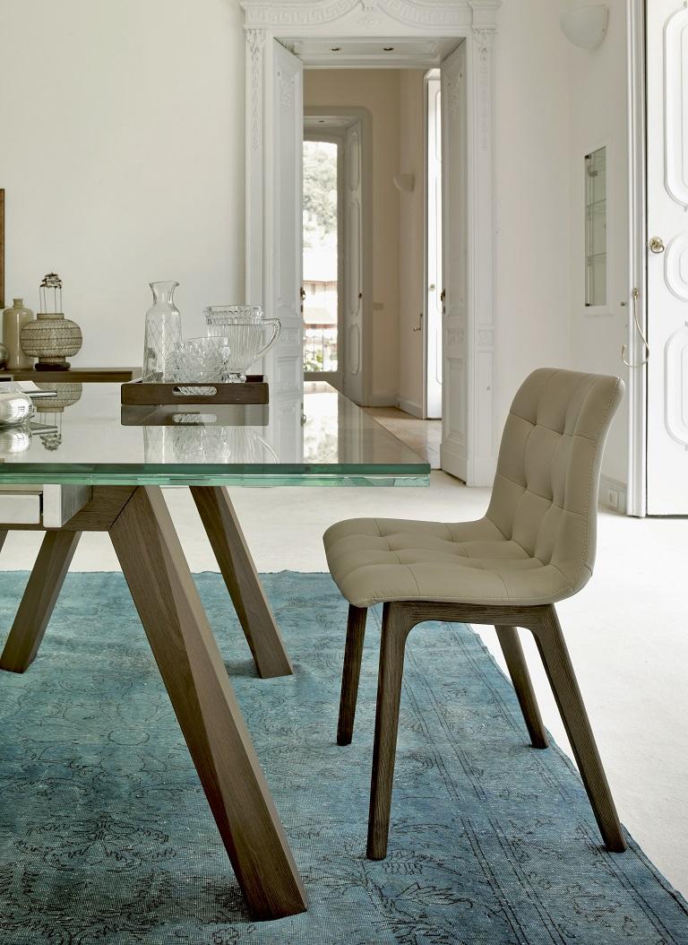 Laqué Chaise italienne moderne avec cadre en bois et assise tapissée, collection Bontempi en vente