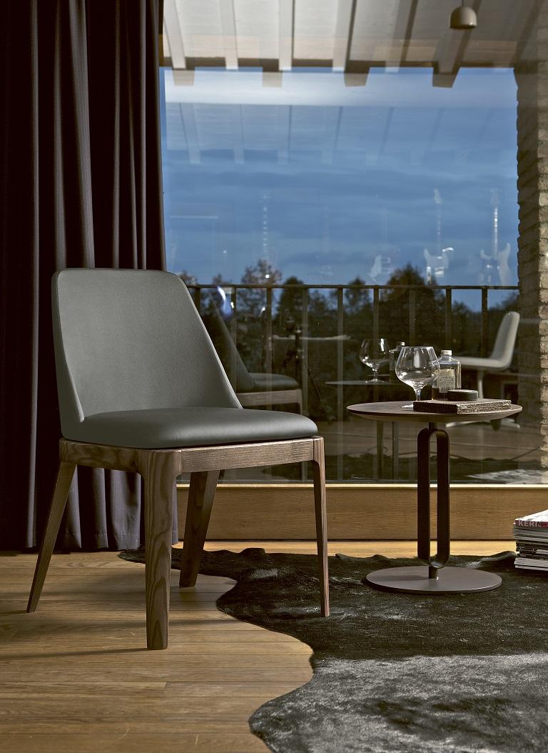 Laqué Chaise italienne moderne avec cadre en bois et assise tapissée, collection Bontempi en vente