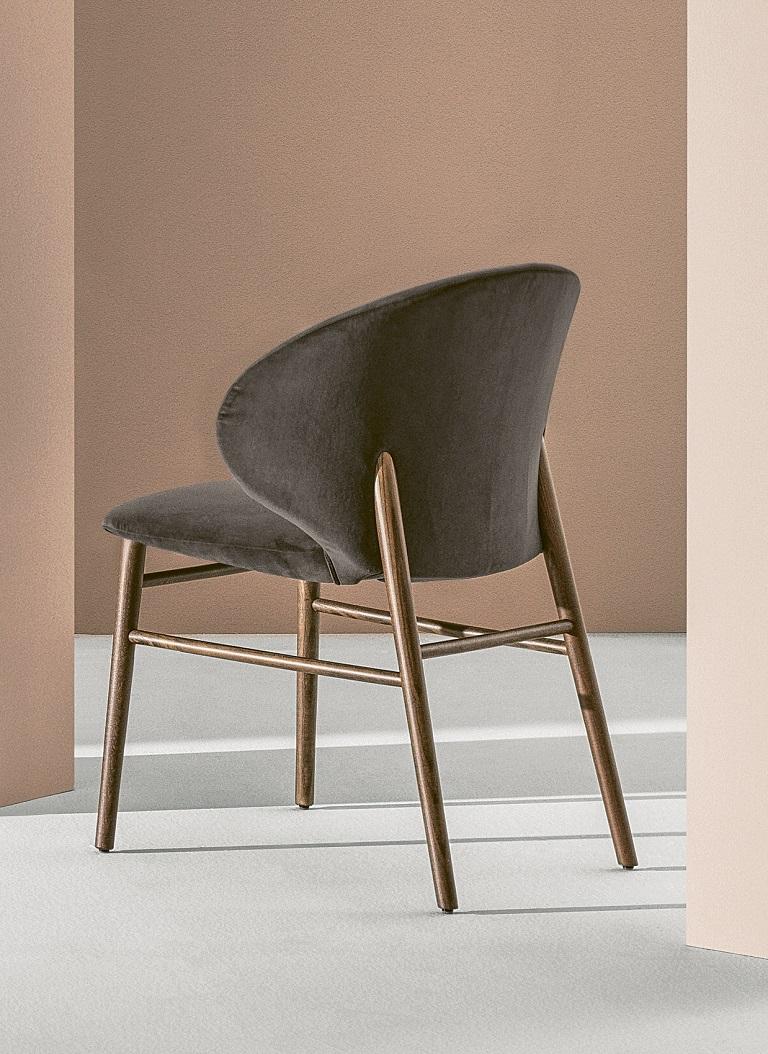 Chaise italienne moderne avec cadre en bois et assise tapissée, collection Bontempi Neuf - En vente à Titusville, PA