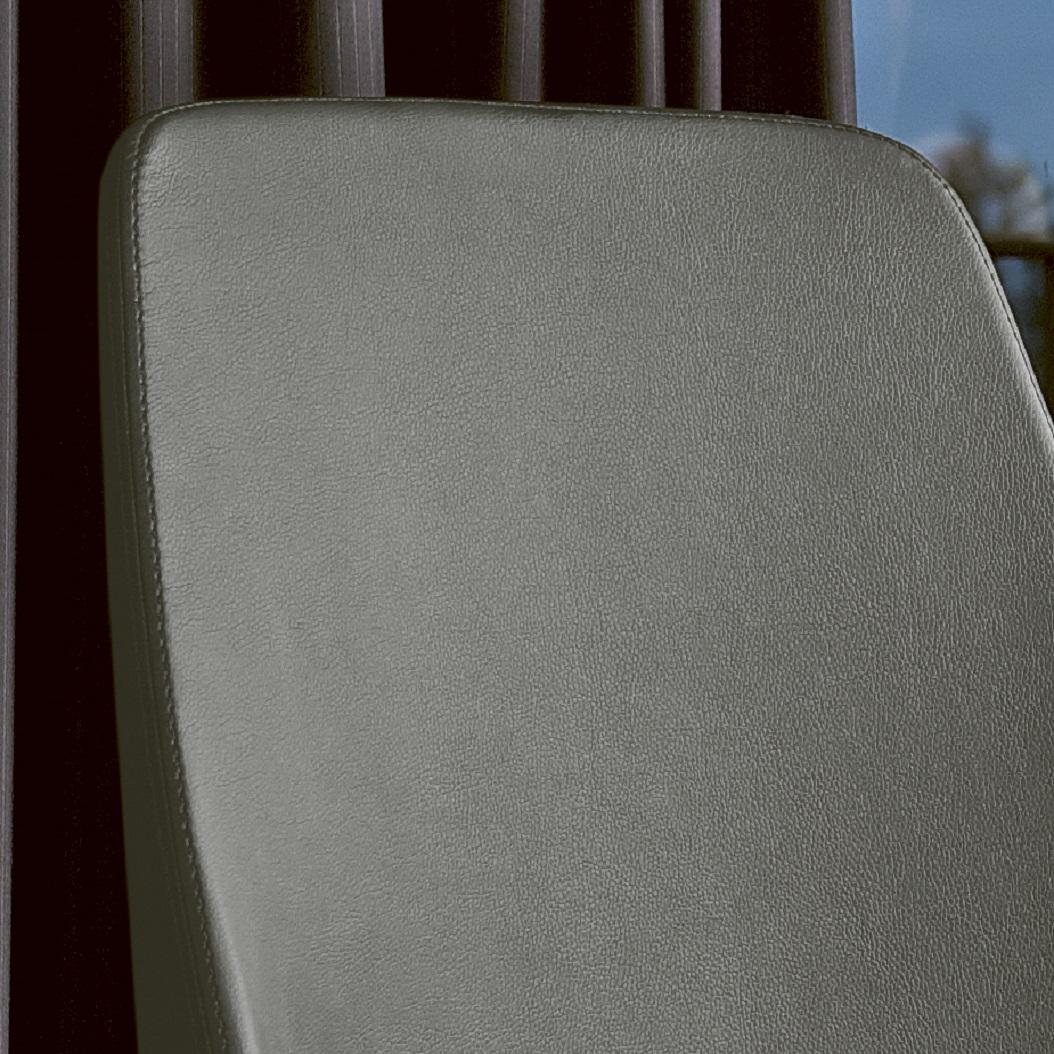 Chaise italienne moderne avec cadre en bois et assise tapissée, collection Bontempi Neuf - En vente à Titusville, PA