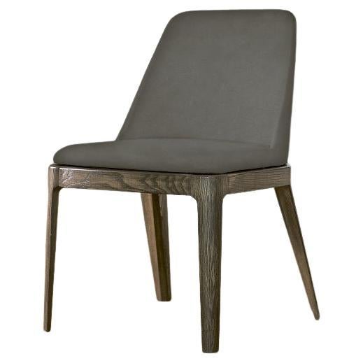 Chaise italienne moderne avec cadre en bois et assise tapissée, collection Bontempi en vente