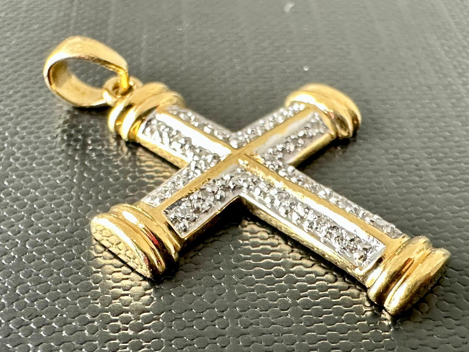 Moderne Croix en or moderne italienne « Chapiteau » avec diamants  en vente