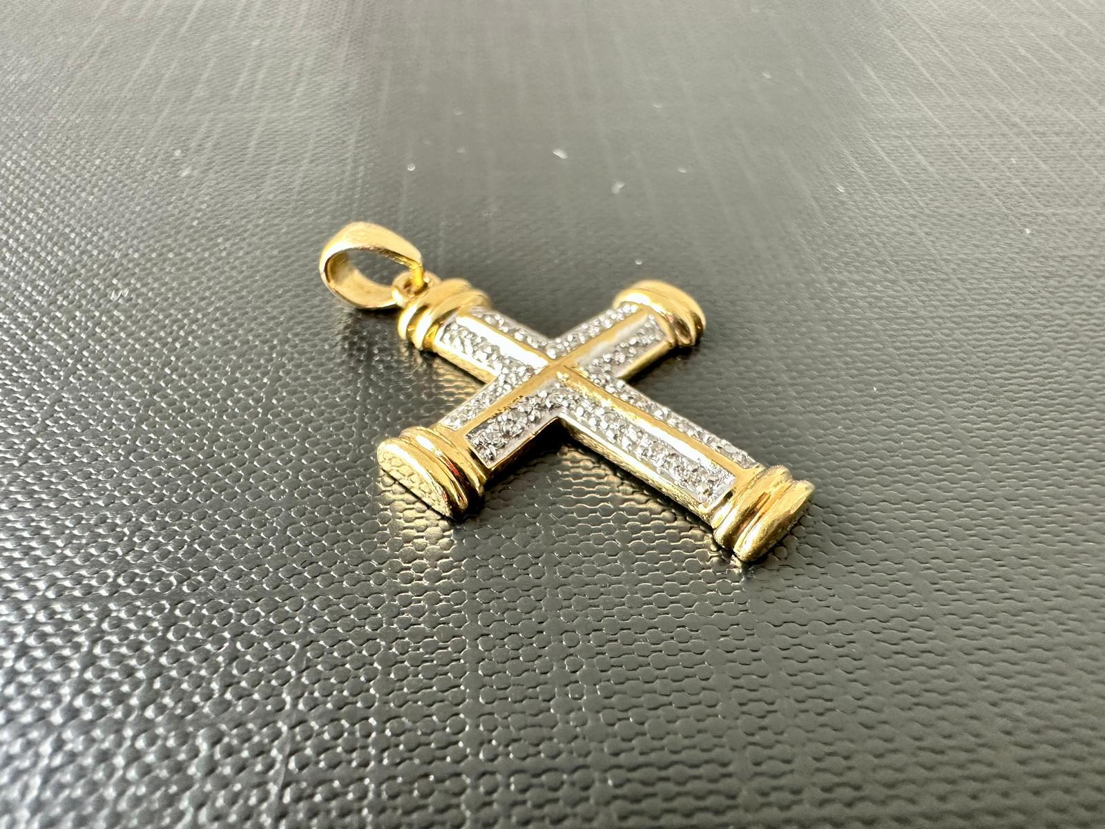 Taille brillant Croix en or moderne italienne « Chapiteau » avec diamants  en vente