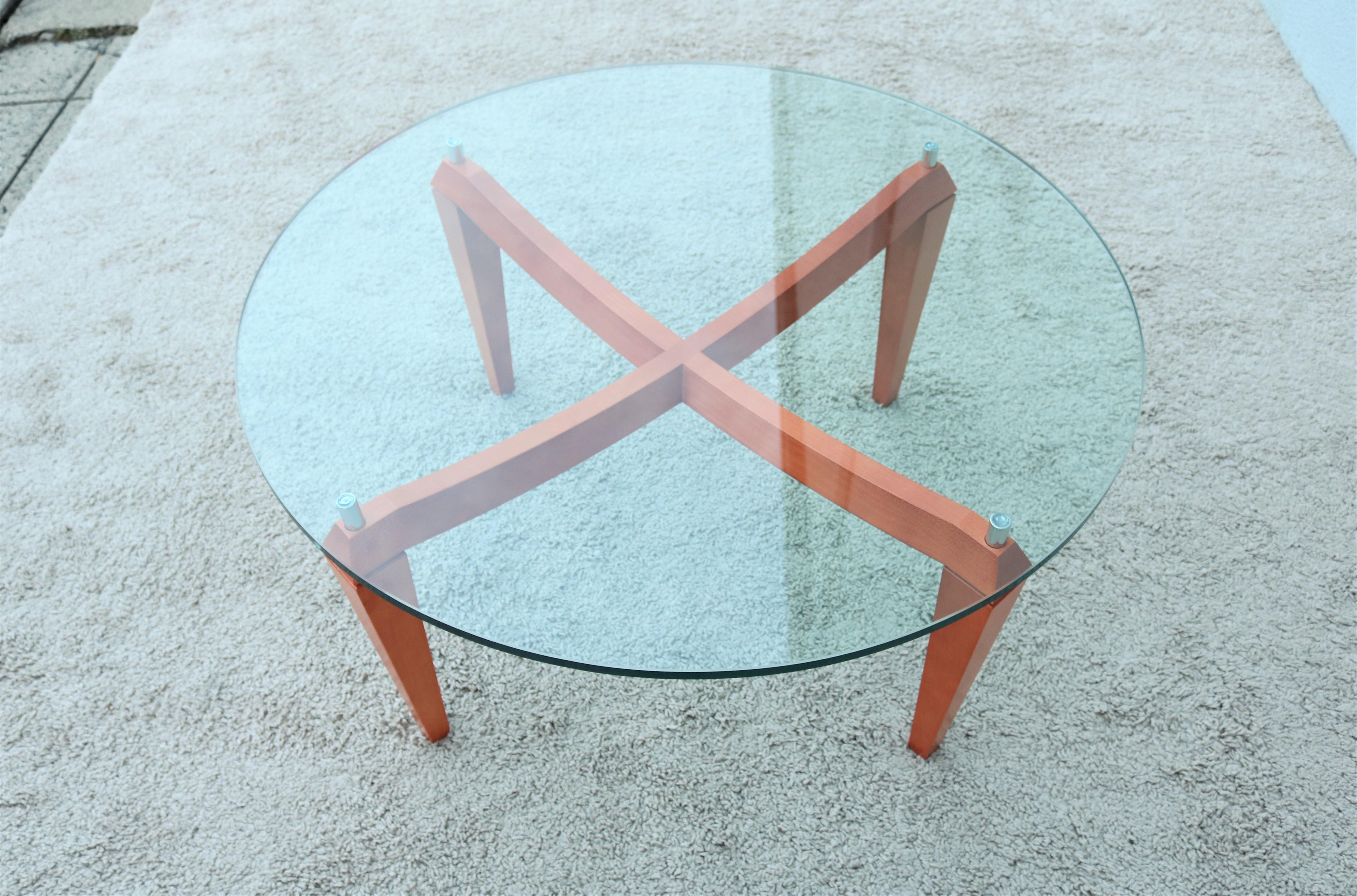 20ième siècle Table basse ronde italienne moderne en bois de cerisier et verre transparent en vente