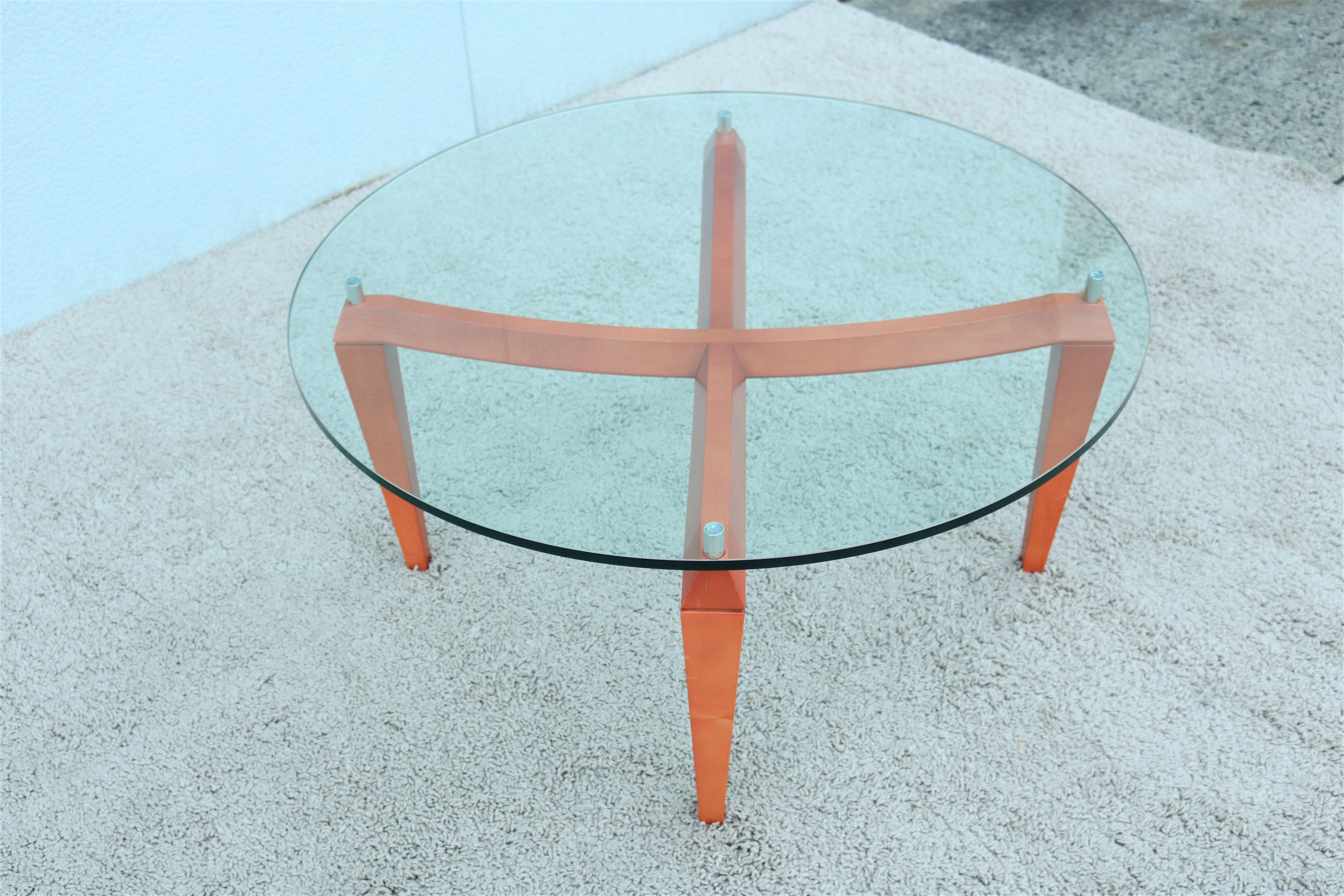 Acier inoxydable Table basse ronde italienne moderne en bois de cerisier et verre transparent en vente