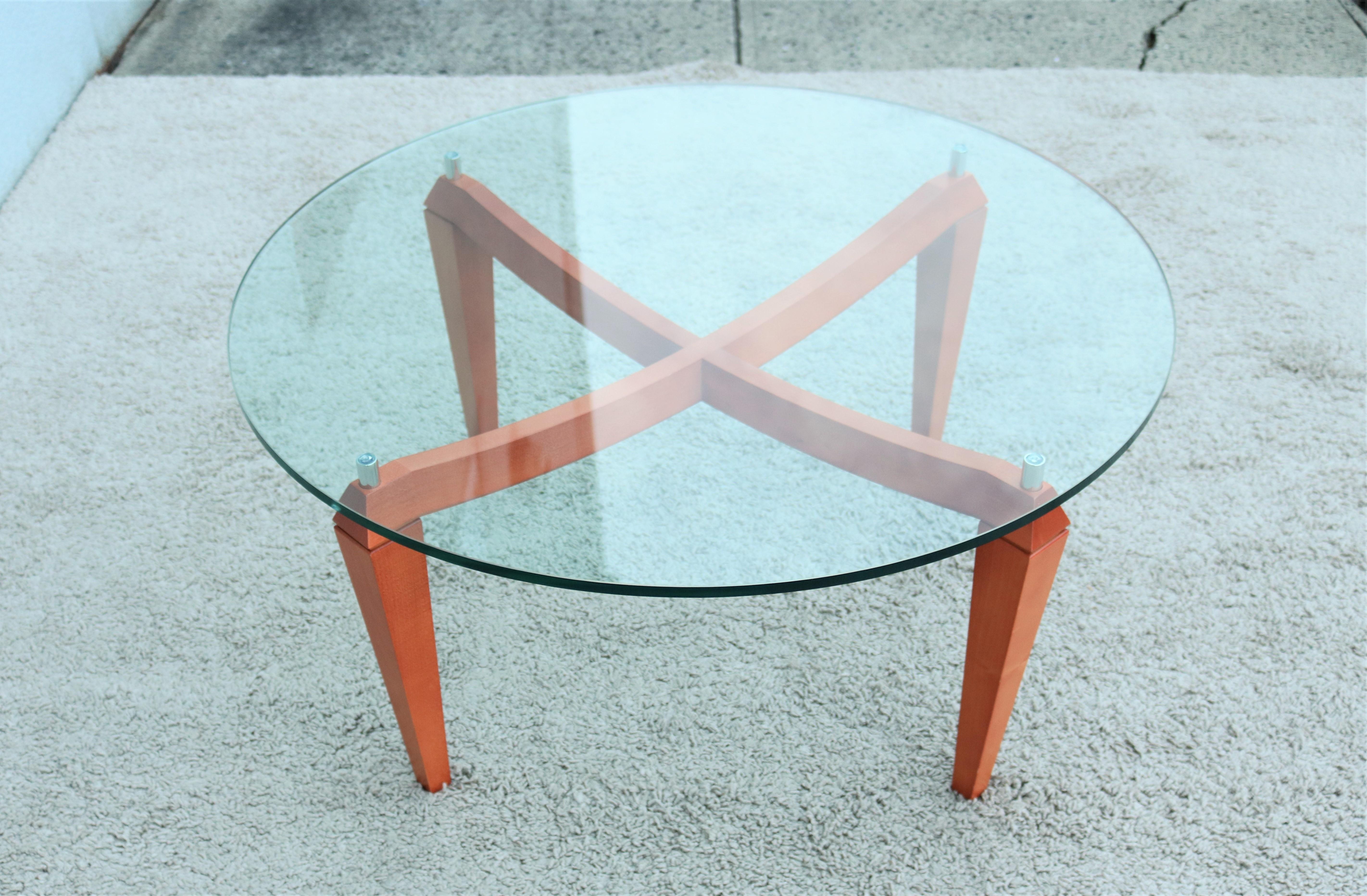 Table basse ronde italienne moderne en bois de cerisier et verre transparent en vente 2