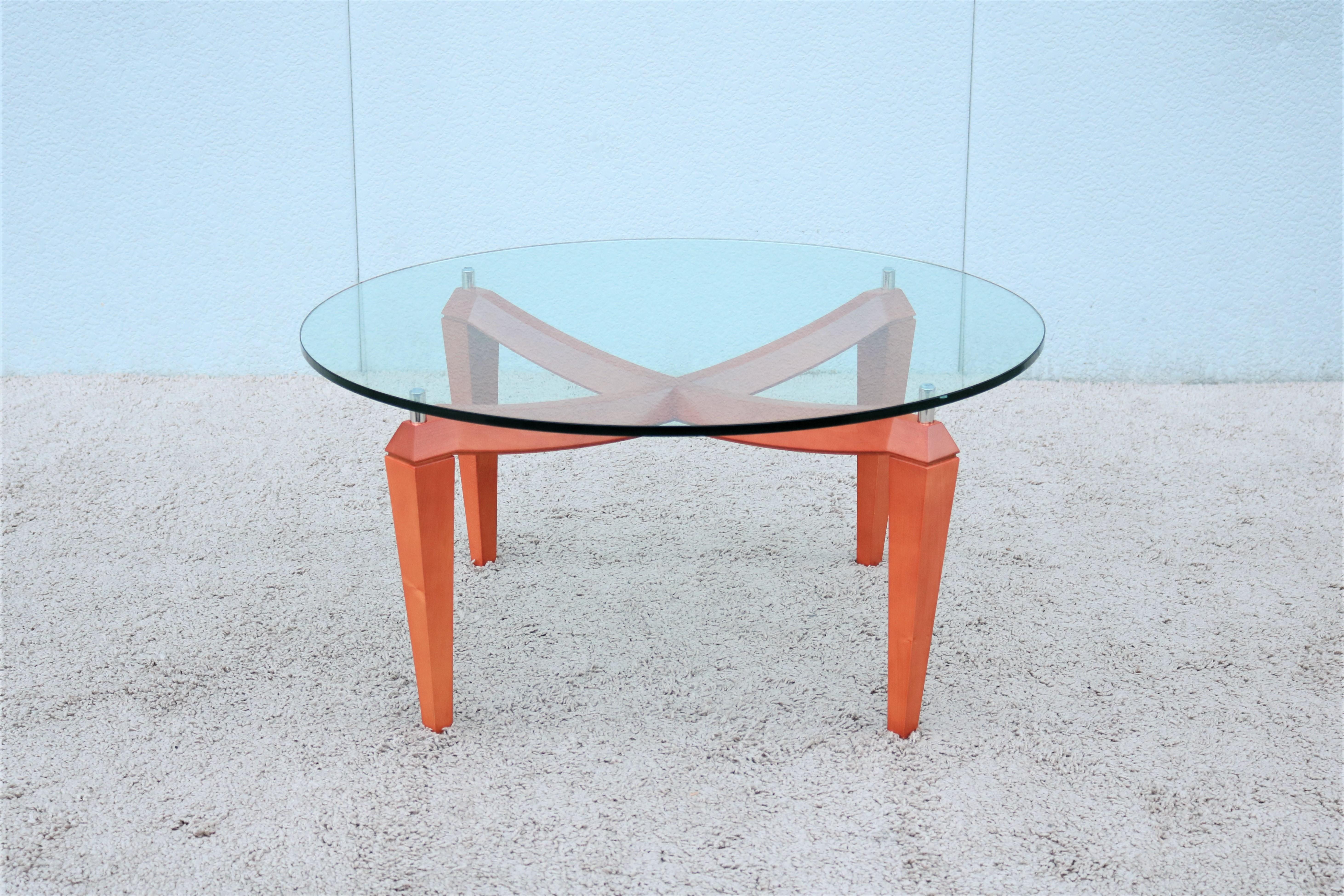 Fabuleuse table basse ronde italienne moderne, inspirée du design scandinave. 
Cette magnifique table allie le luxe que vous souhaitez à la fonctionnalité dont vous avez besoin.
La base sculptée donne un profil saisissant au plateau, qui semble