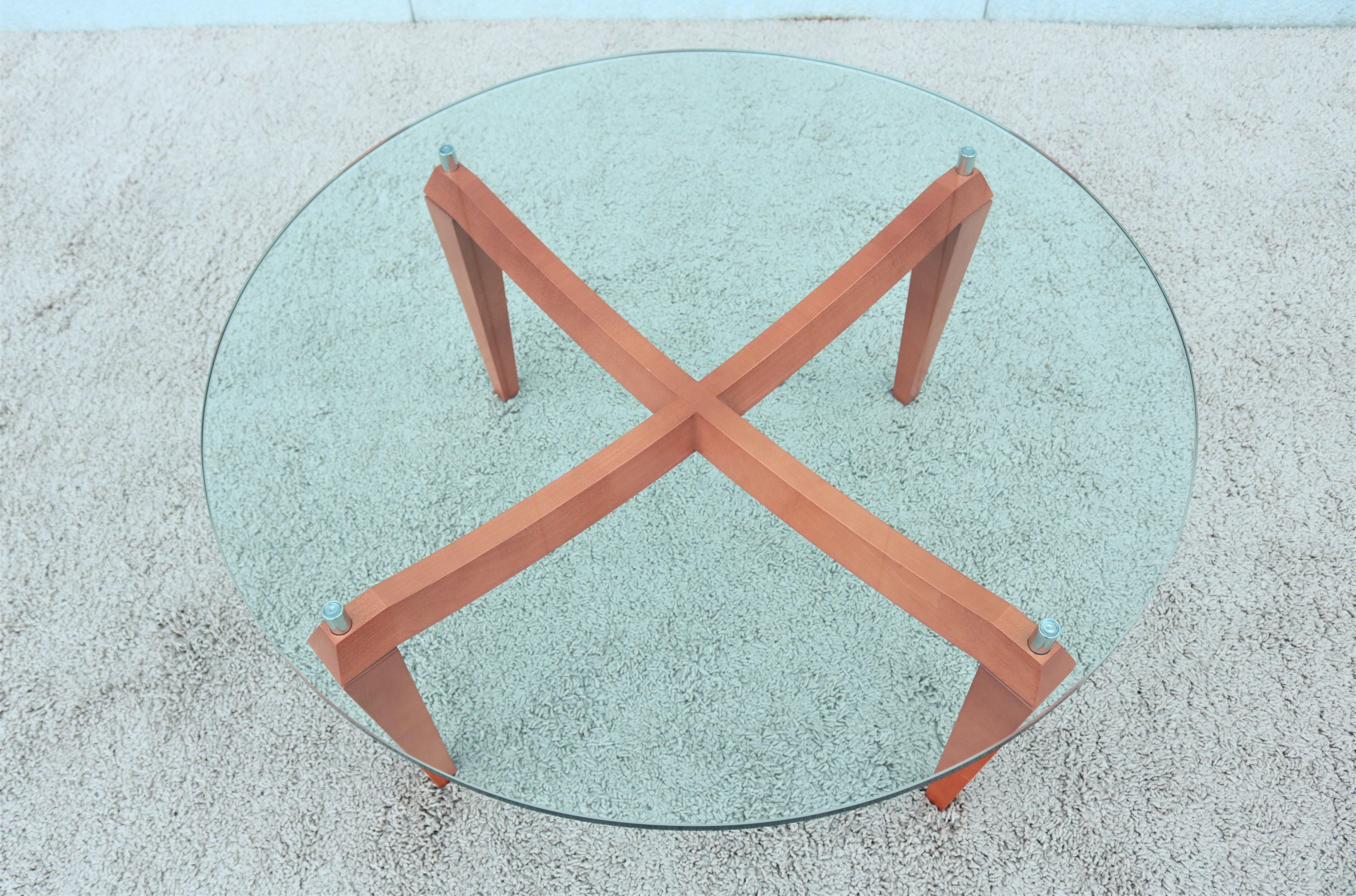 Inconnu Table basse ronde italienne moderne en bois de cerisier et verre transparent en vente