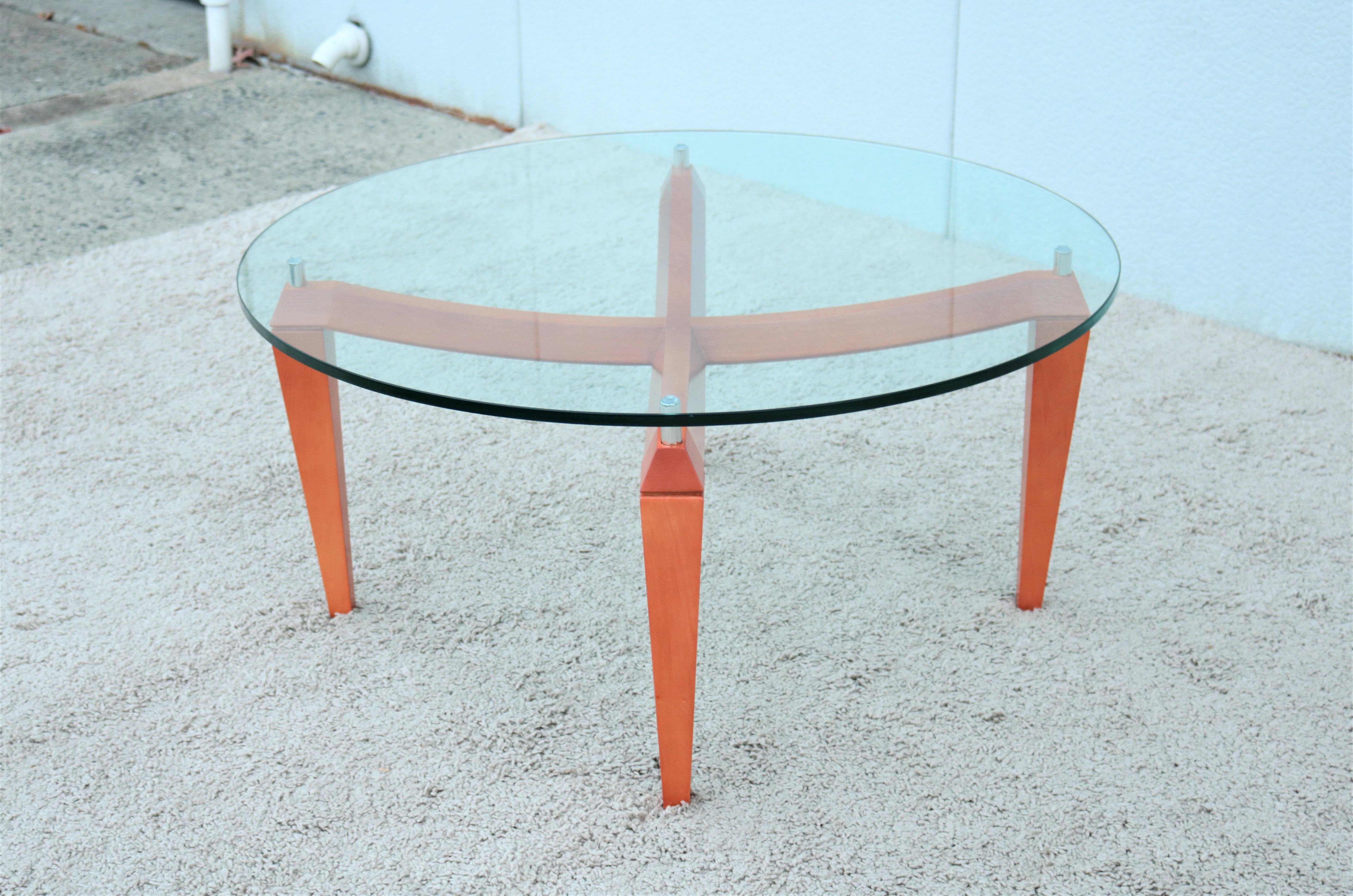 Sculpté Table basse ronde italienne moderne en bois de cerisier et verre transparent en vente