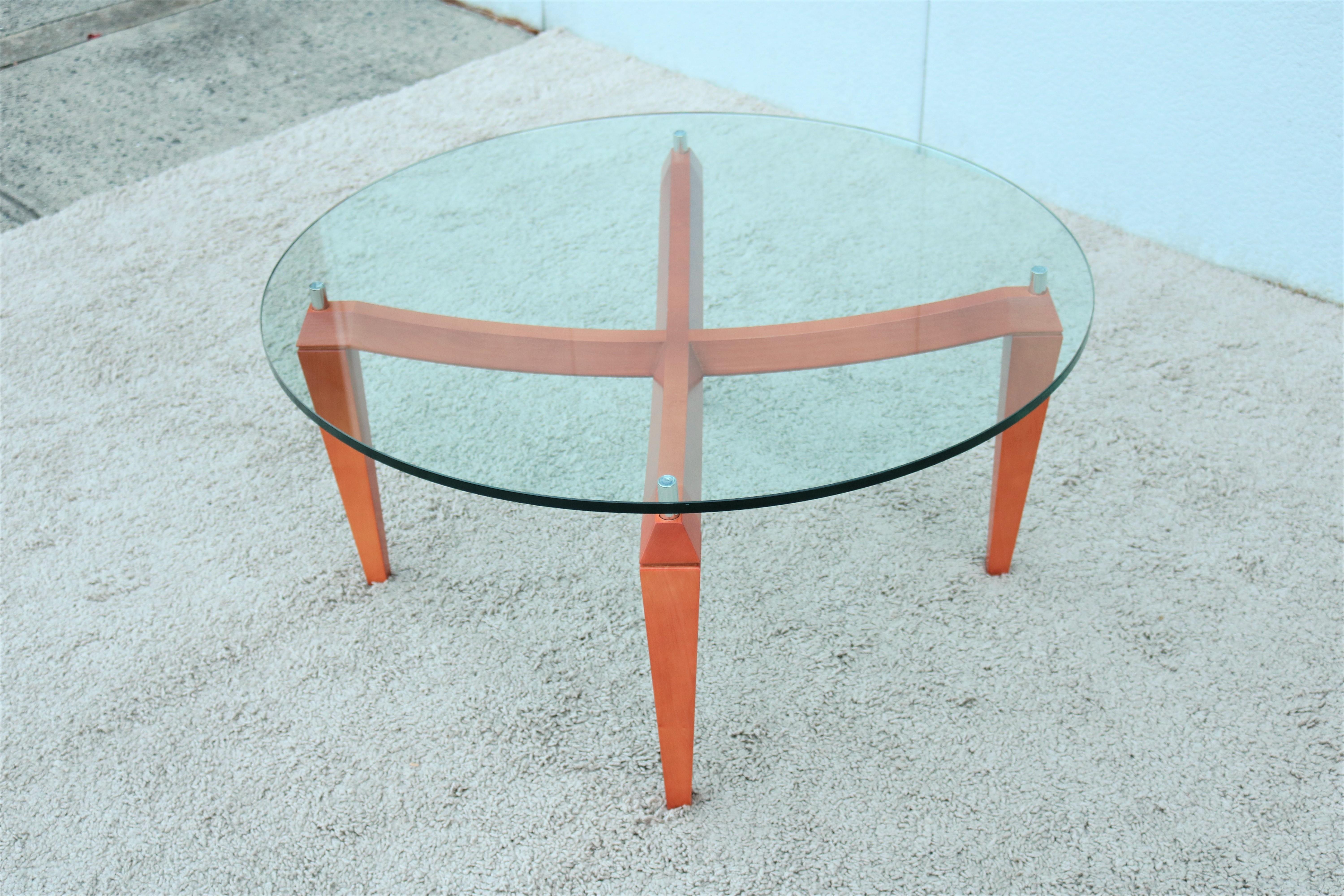 Table basse ronde italienne moderne en bois de cerisier et verre transparent Excellent état - En vente à Secaucus, NJ