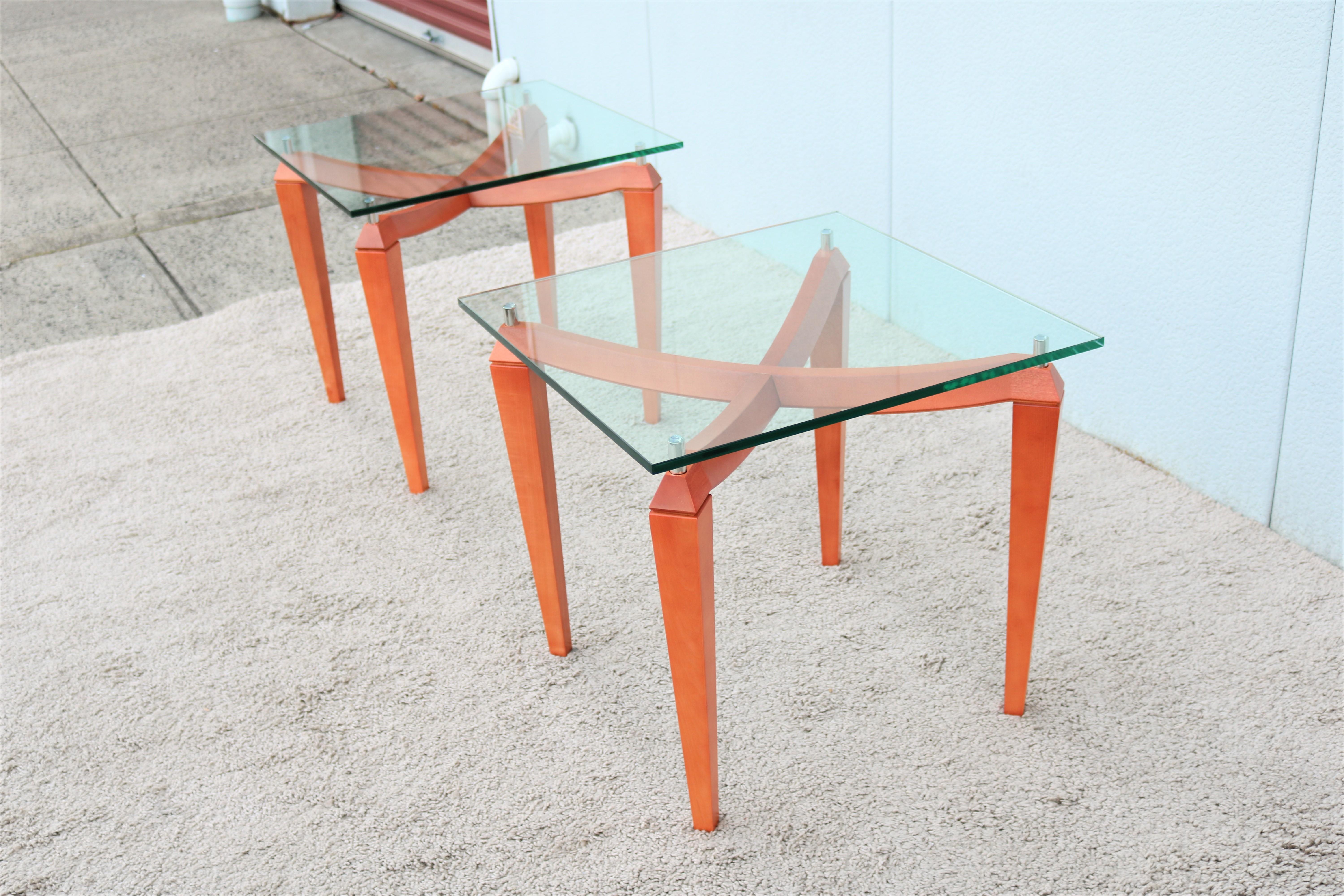 Paire de tables d'appoint carrées modernes italiennes en bois de cerisier et verre transparent en vente 2