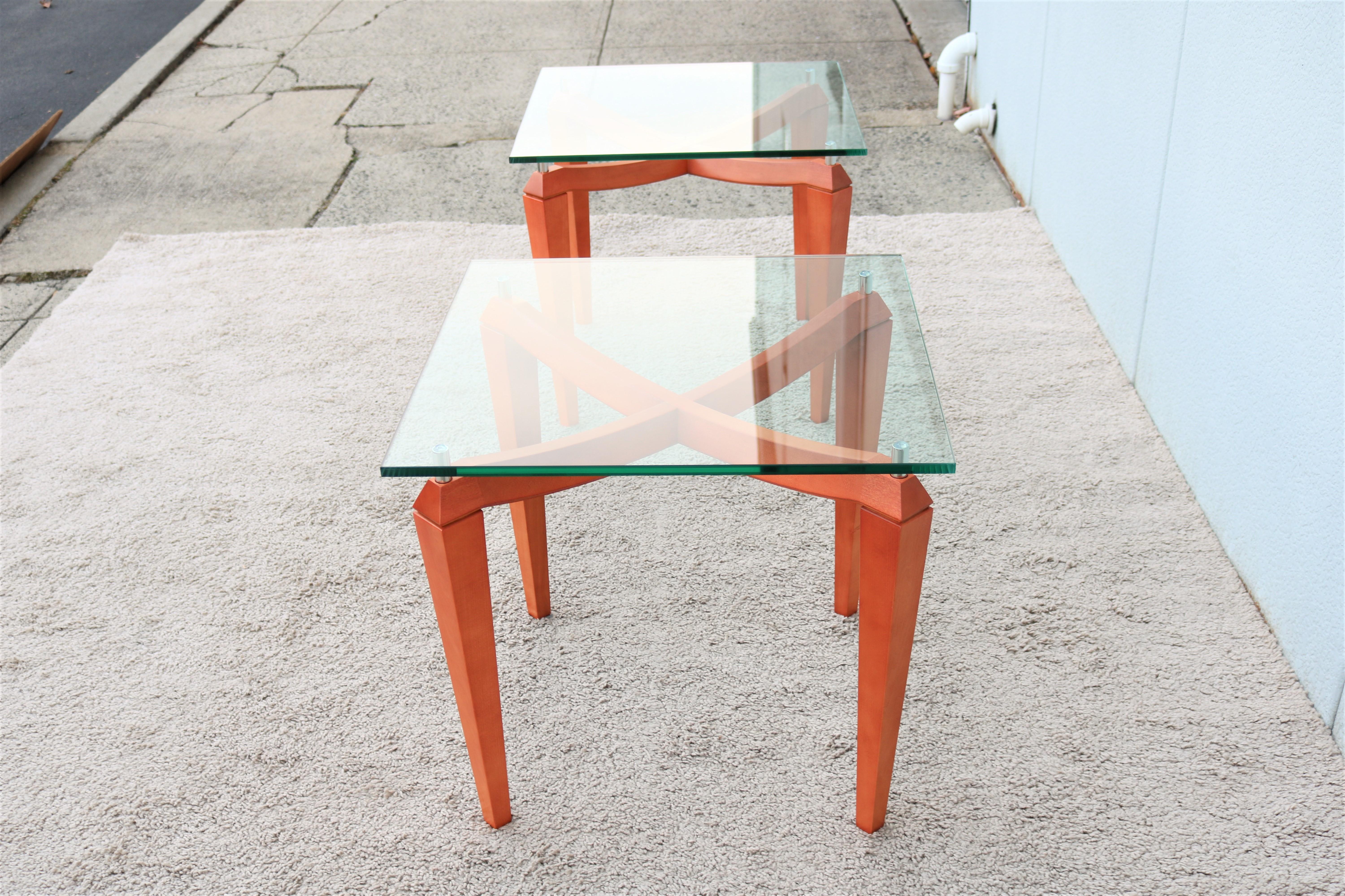 Paire de tables d'appoint carrées modernes italiennes en bois de cerisier et verre transparent en vente 3