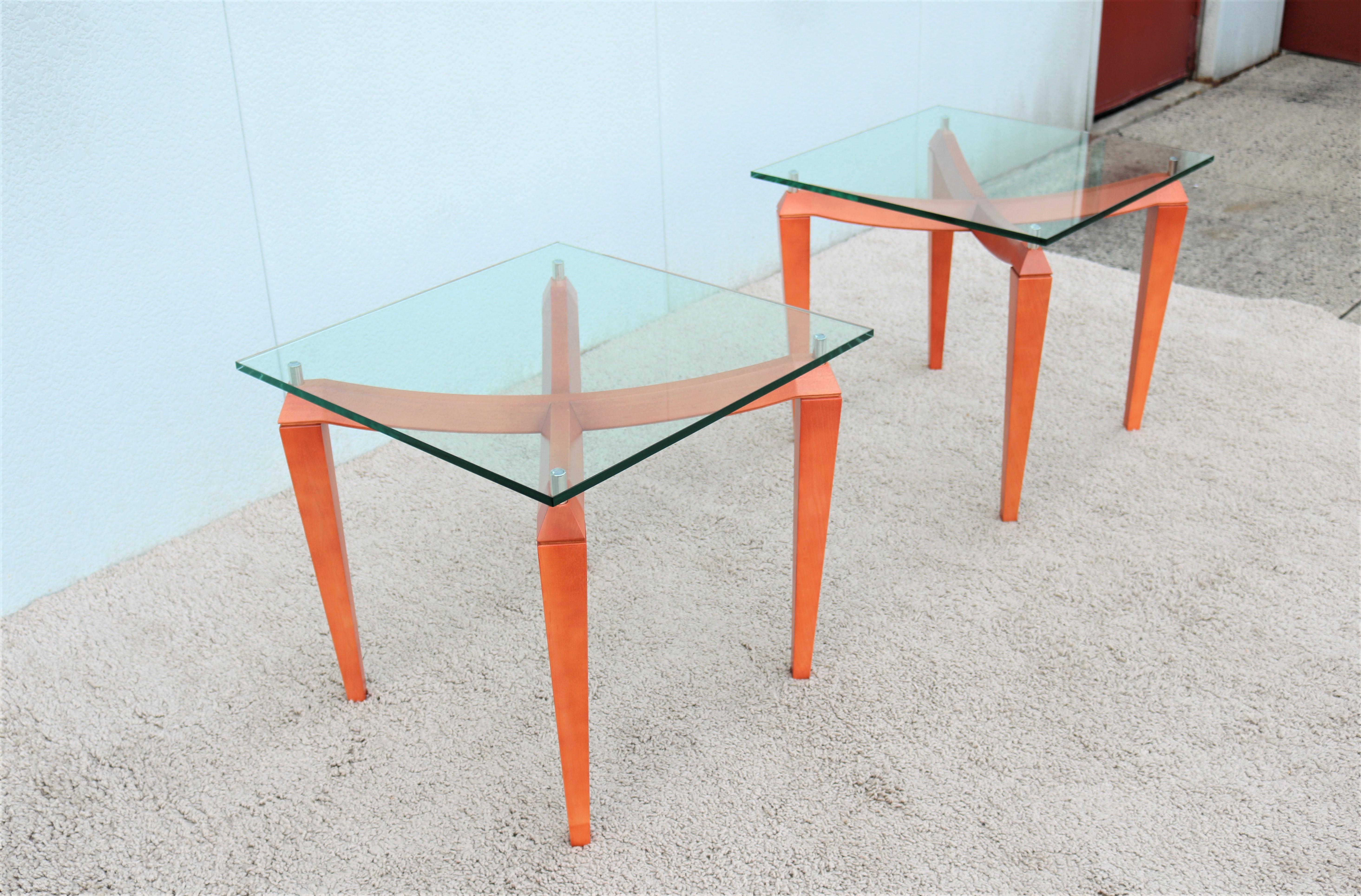 Paire de tables d'appoint carrées modernes italiennes en bois de cerisier et verre transparent en vente 4
