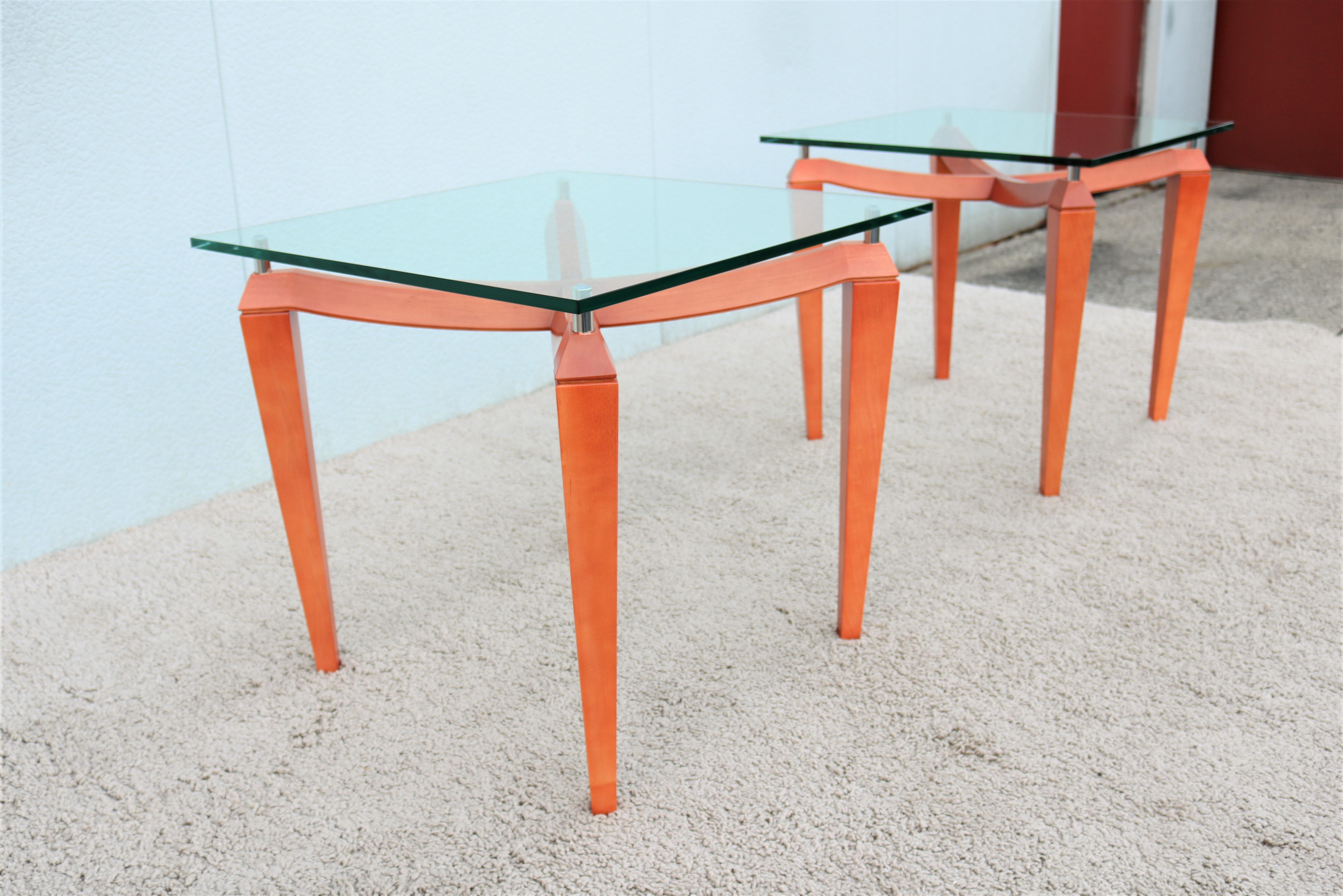 Paire de tables d'appoint carrées modernes italiennes en bois de cerisier et verre transparent en vente 5
