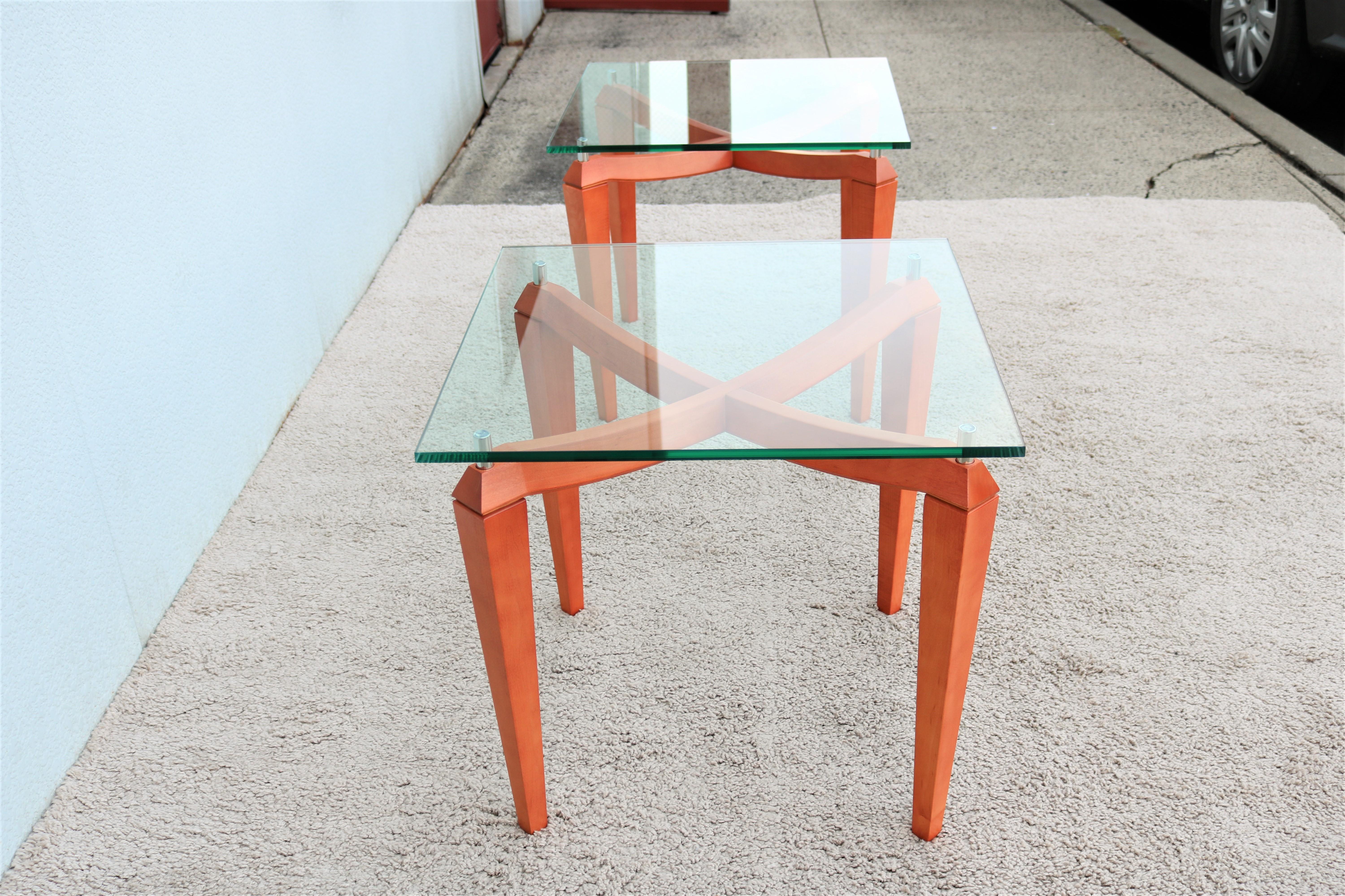 Paire de tables d'appoint carrées modernes italiennes en bois de cerisier et verre transparent en vente 6