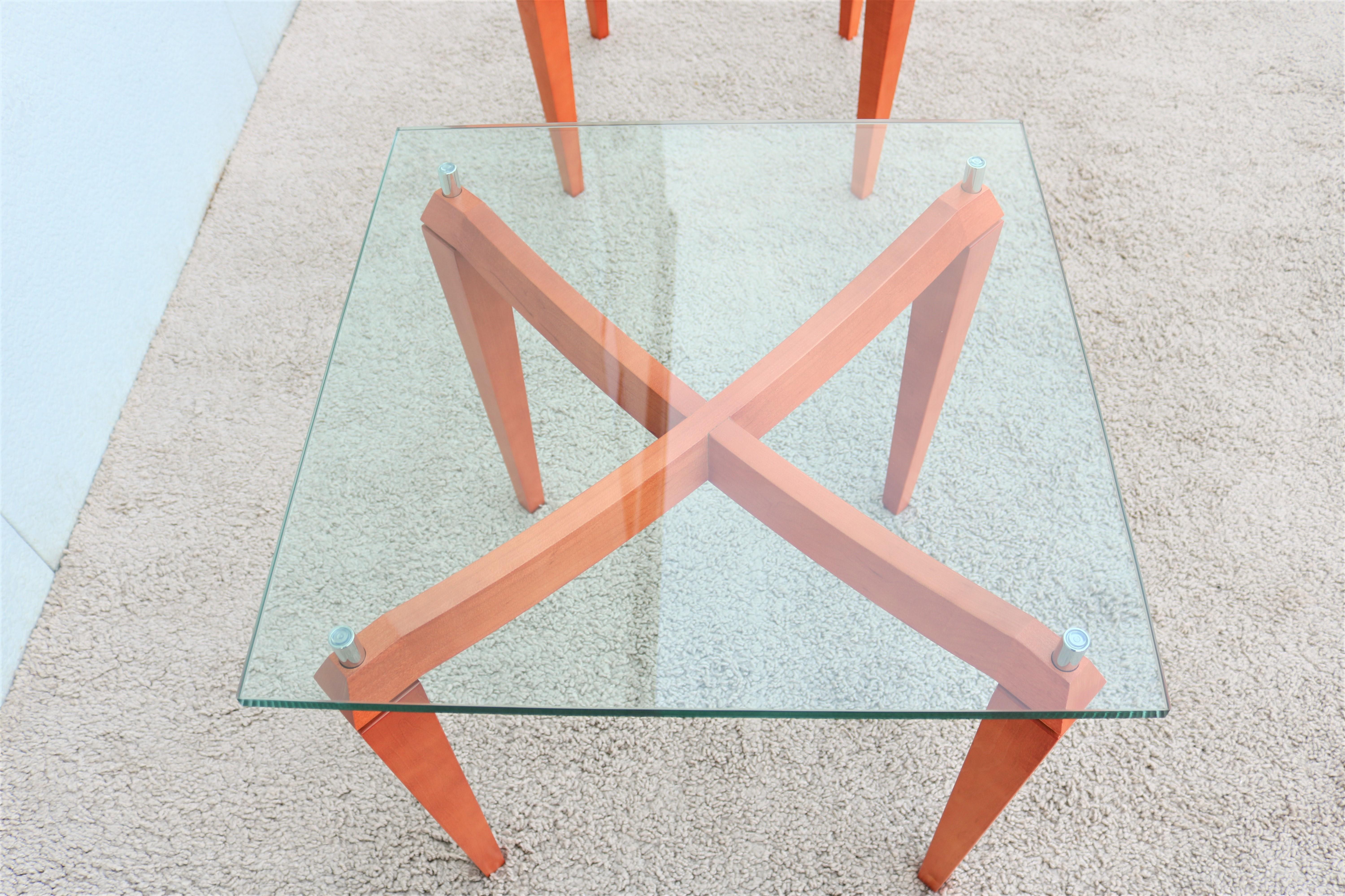 Paire de tables d'appoint carrées modernes italiennes en bois de cerisier et verre transparent en vente 7