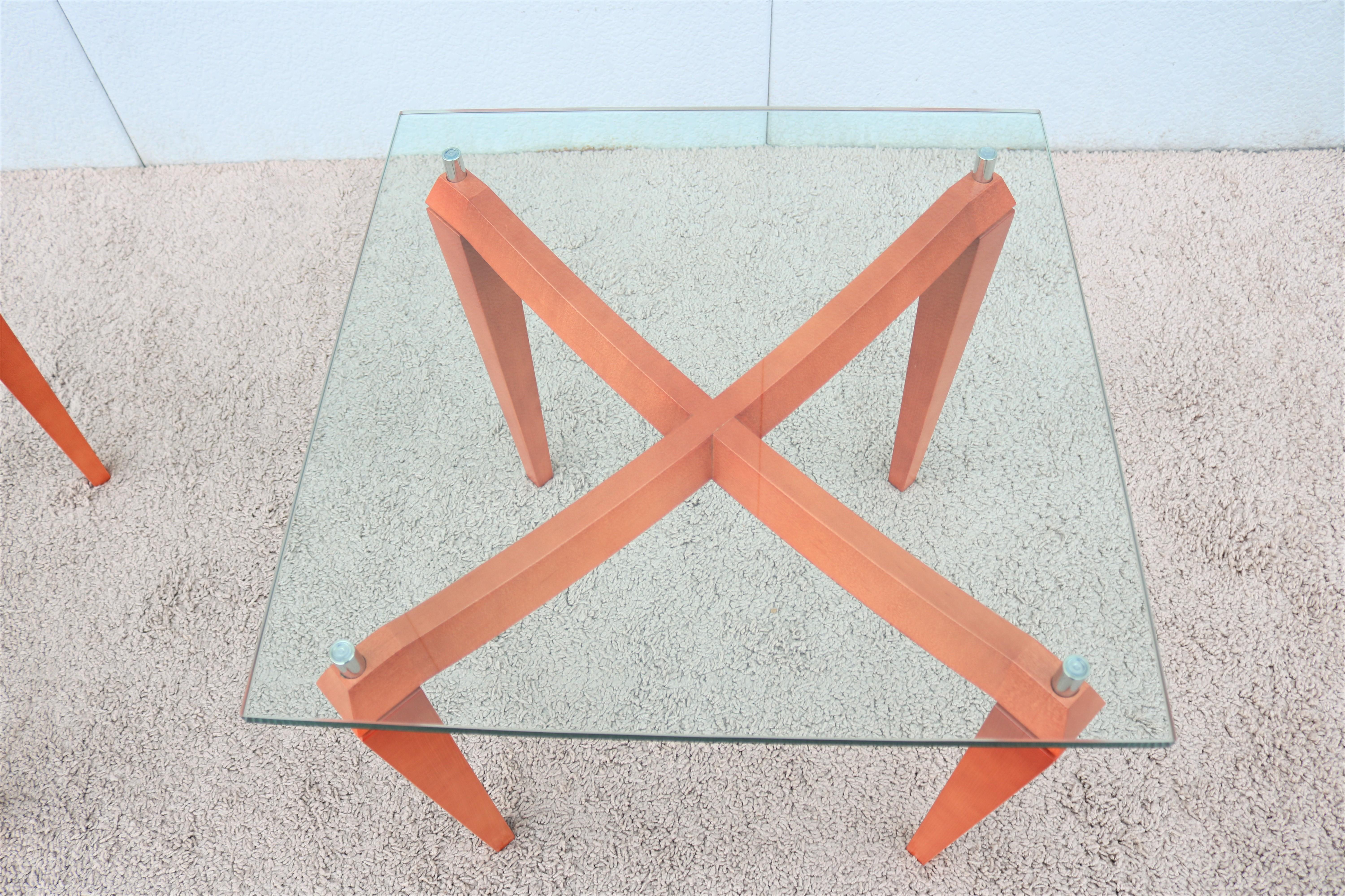 Moderne quadratische Beistelltische aus italienischem Kirschbaumholz und transparentem Glas – ein Paar im Angebot 9