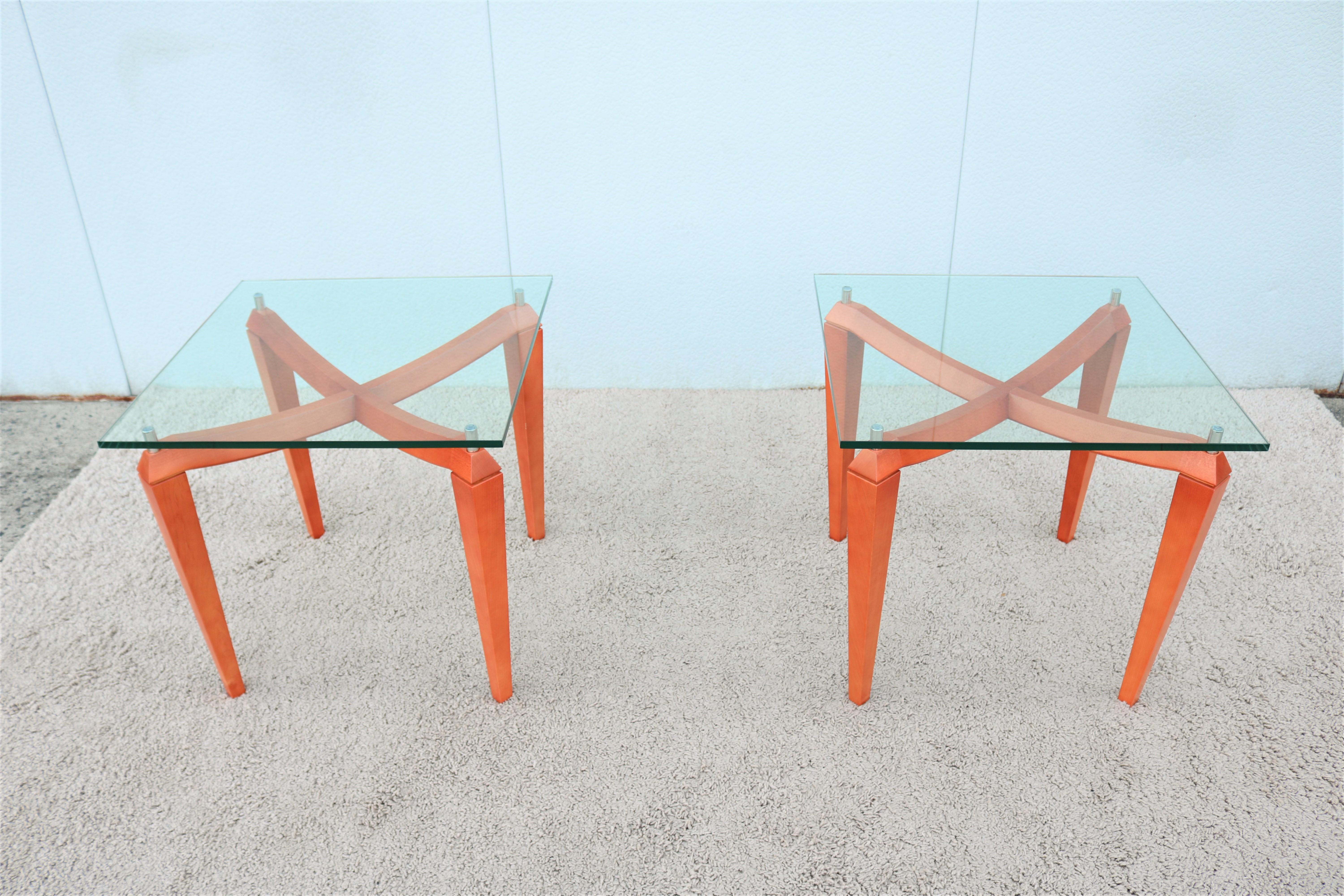 Fabelhaftes Paar moderner italienischer quadratischer Beistelltische, inspiriert von skandinavischem Design. 
Diese prächtigen Tische verbinden den gewünschten Luxus mit der erforderlichen Funktionalität.
Die Tischplatte scheint über dem Holzsockel