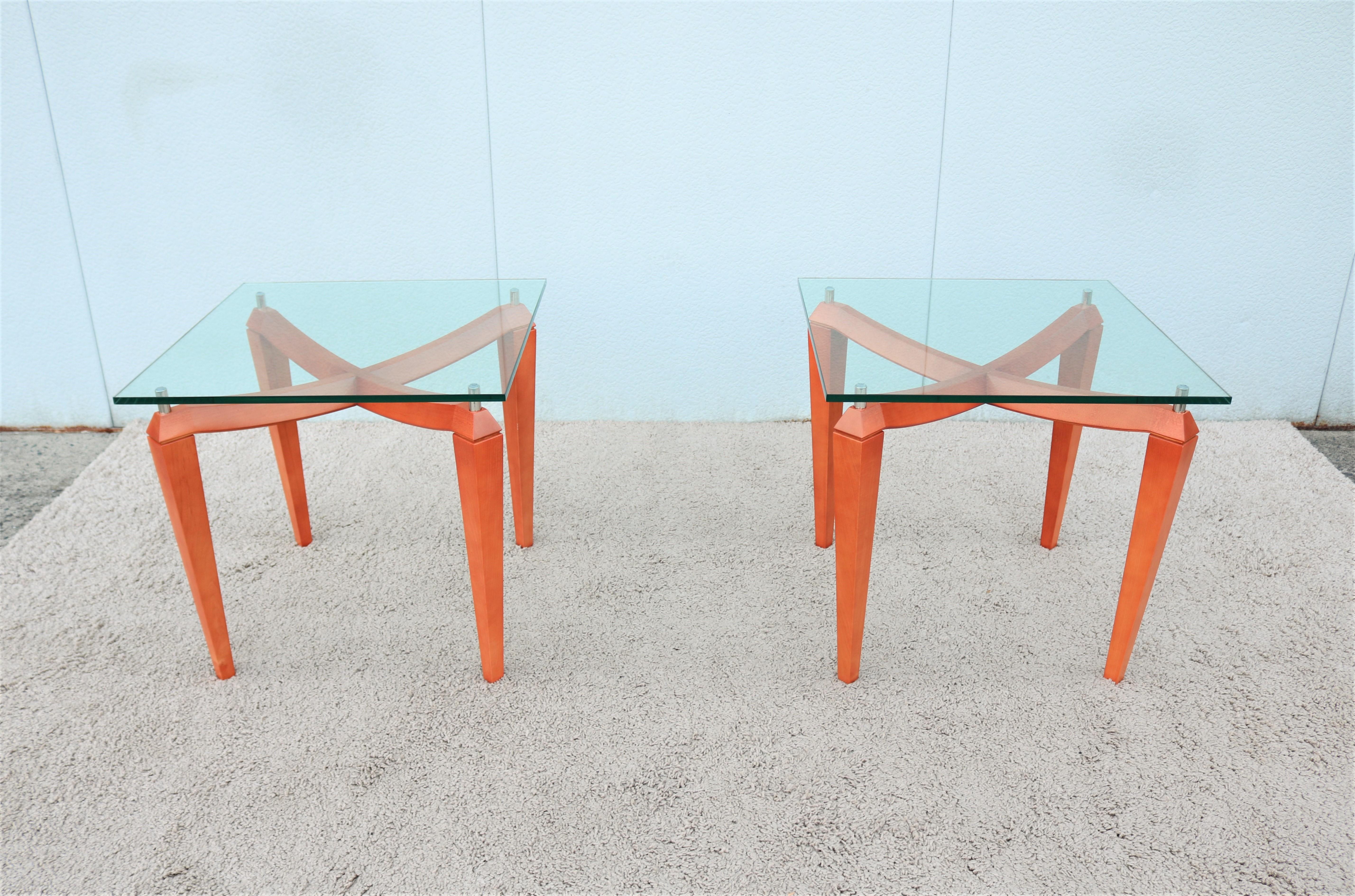 Moderne Paire de tables d'appoint carrées modernes italiennes en bois de cerisier et verre transparent en vente
