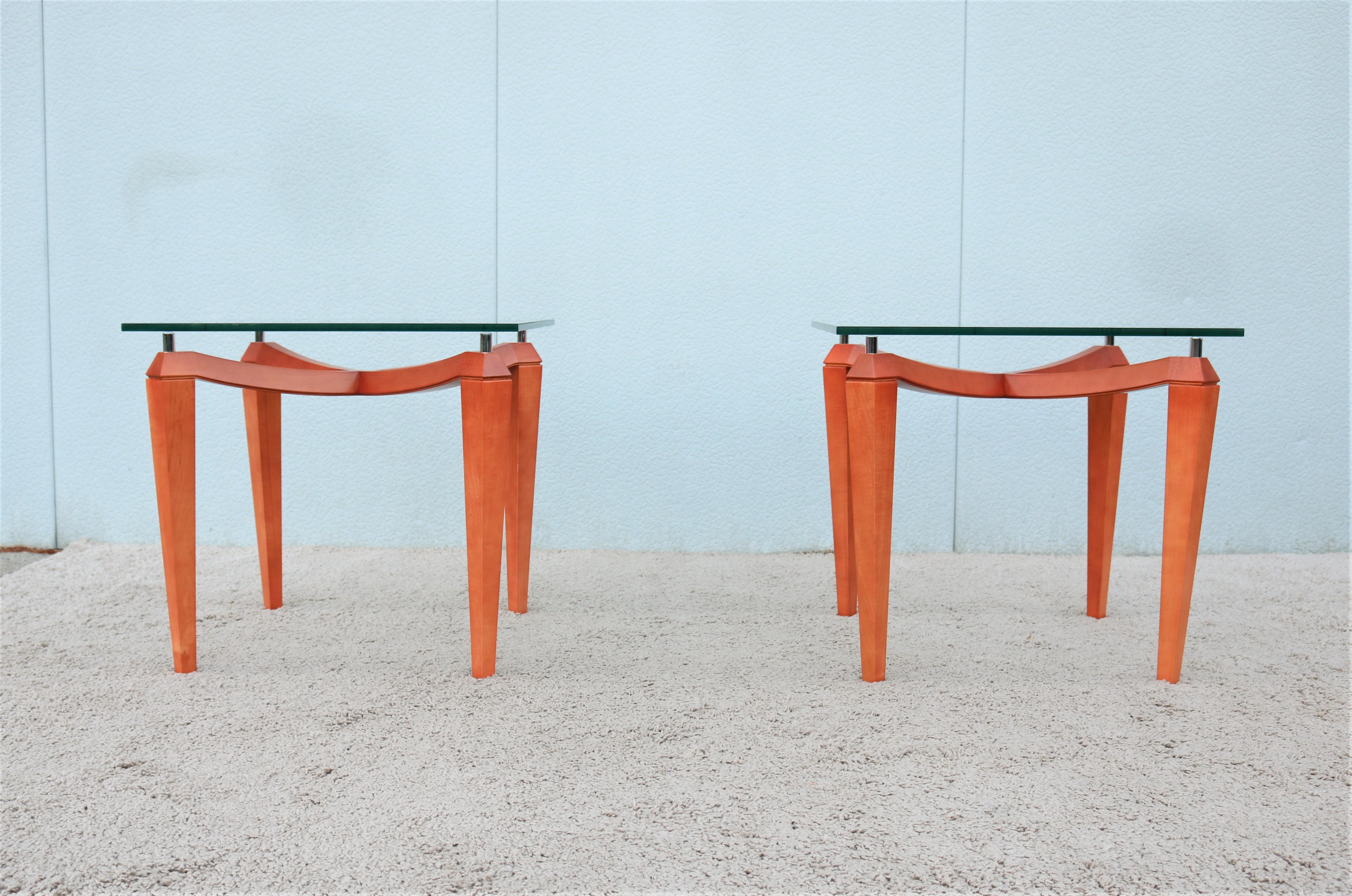 Sculpté Paire de tables d'appoint carrées modernes italiennes en bois de cerisier et verre transparent en vente