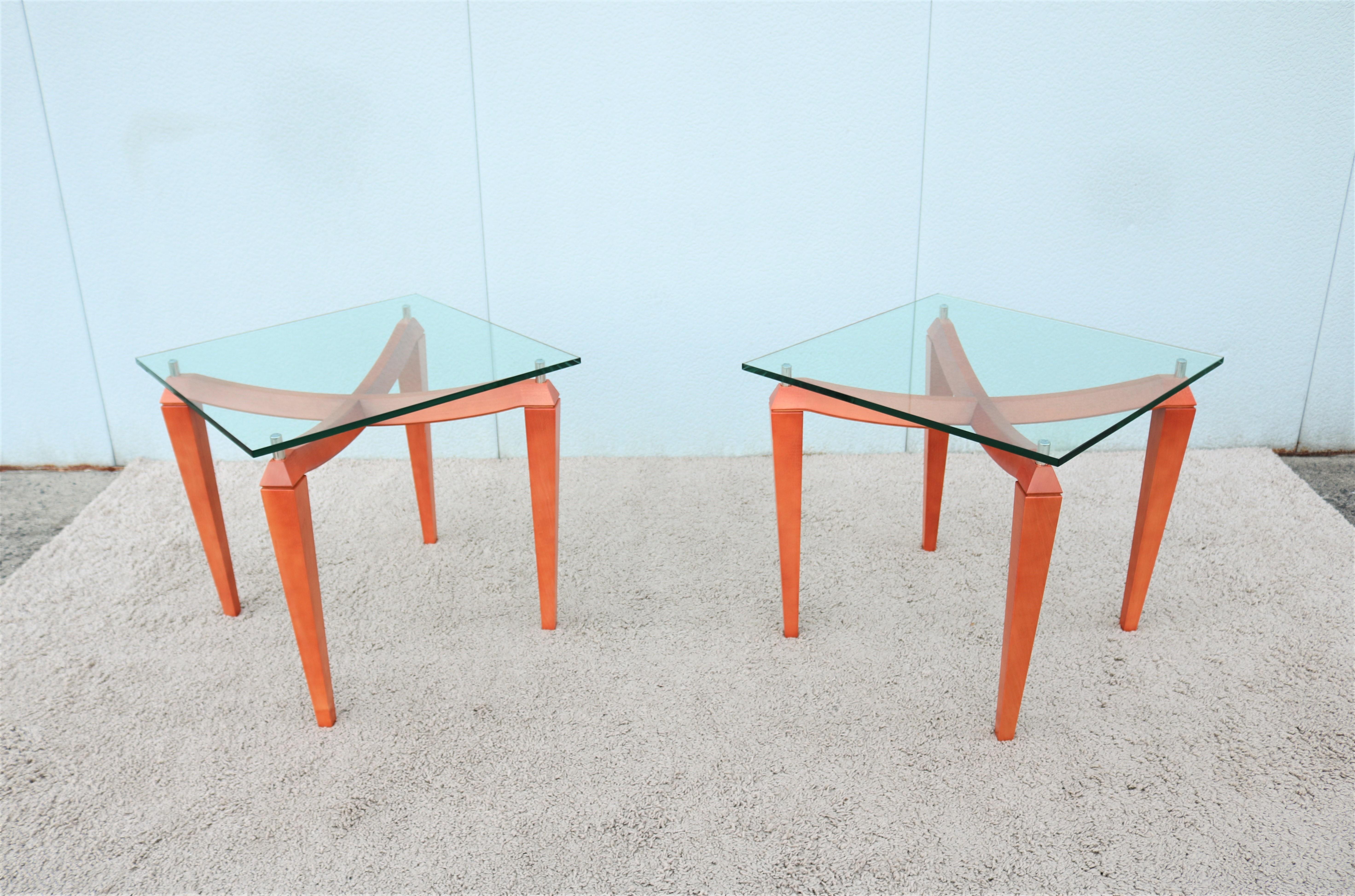 20ième siècle Paire de tables d'appoint carrées modernes italiennes en bois de cerisier et verre transparent en vente