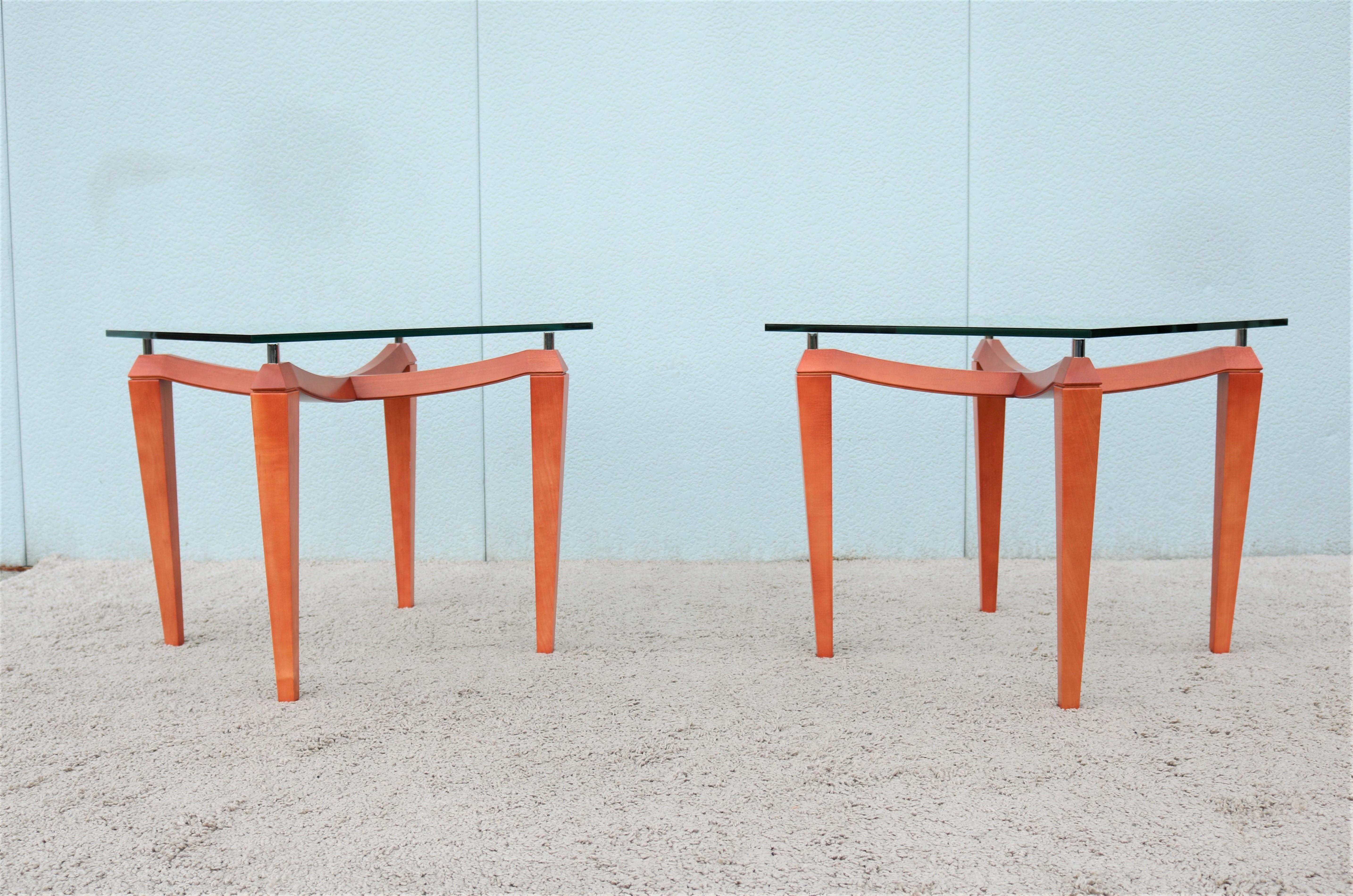 Acier inoxydable Paire de tables d'appoint carrées modernes italiennes en bois de cerisier et verre transparent en vente