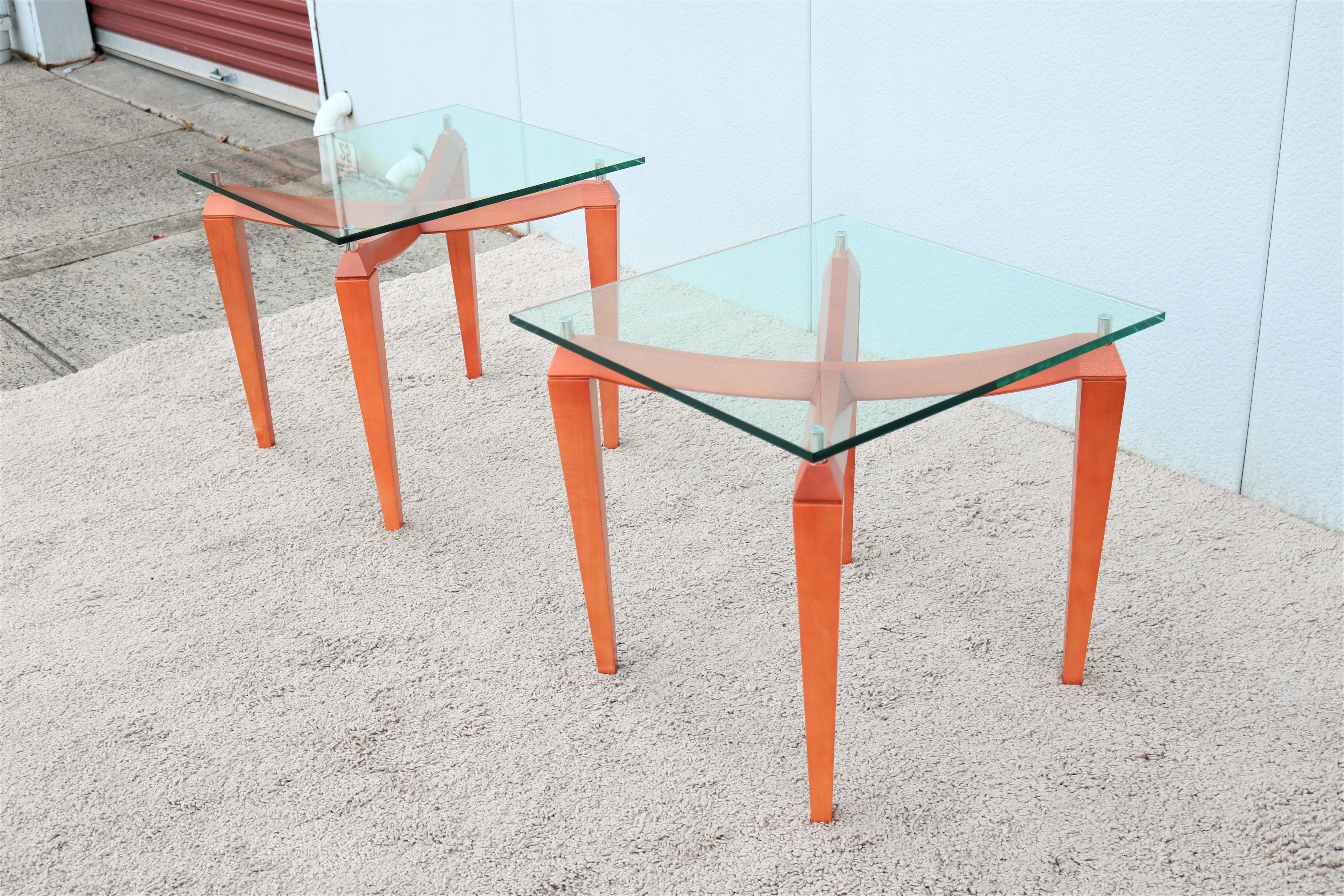 Paire de tables d'appoint carrées modernes italiennes en bois de cerisier et verre transparent en vente 1