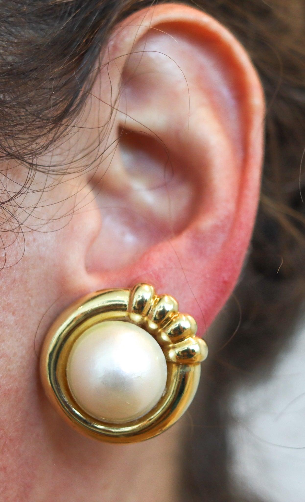 Paire de boucles d'oreilles à clips avec des perles de mobe blanches.    

Il s'agit d'une paire classique de boucles d'oreilles à clips, créées à Alessandria, en Italie, avec une très haute qualité et un savoir-faire exceptionnel. Les boucles