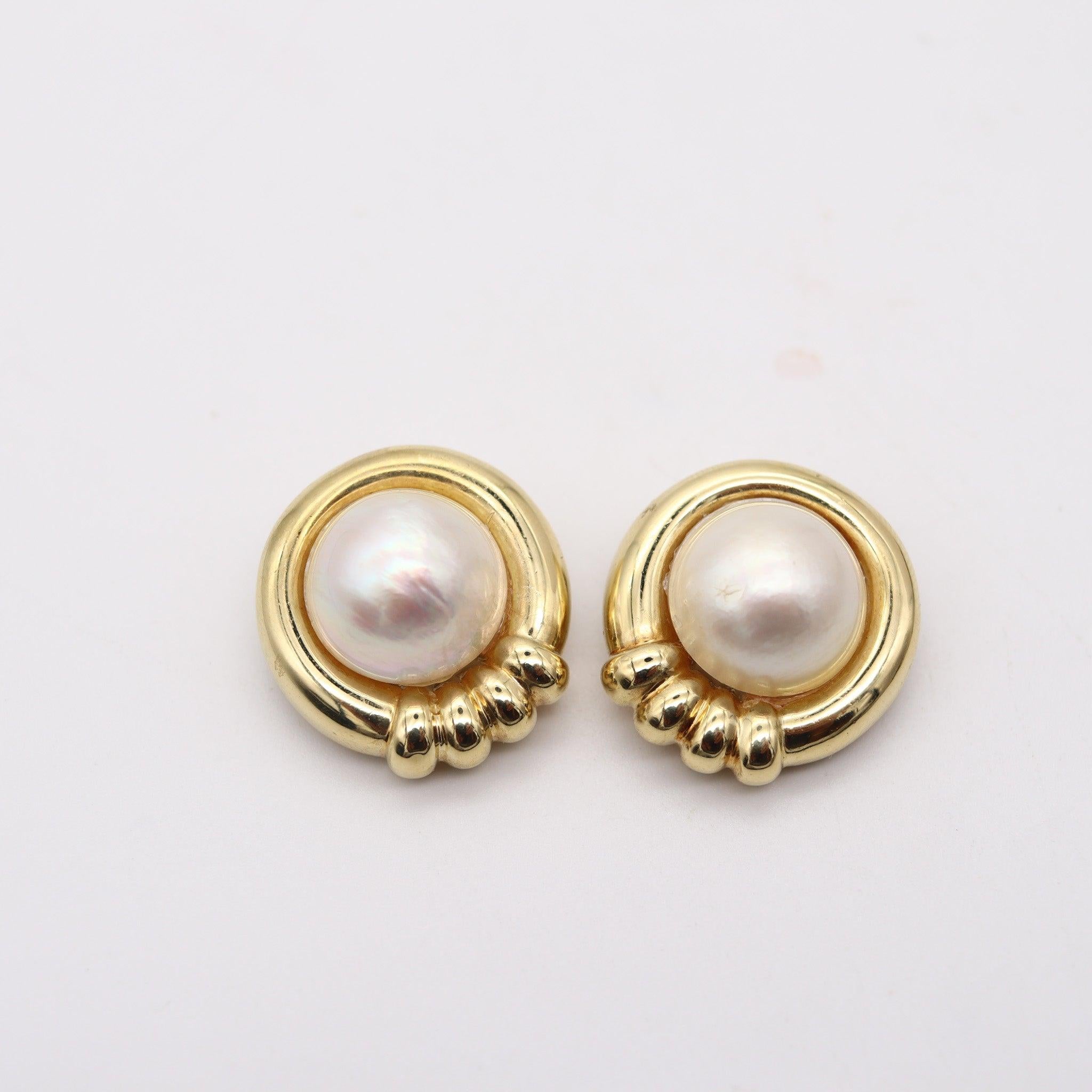 Moderniste Clips d'oreilles italiens modernes en or jaune 18 carats avec perles Mobe blanches en vente
