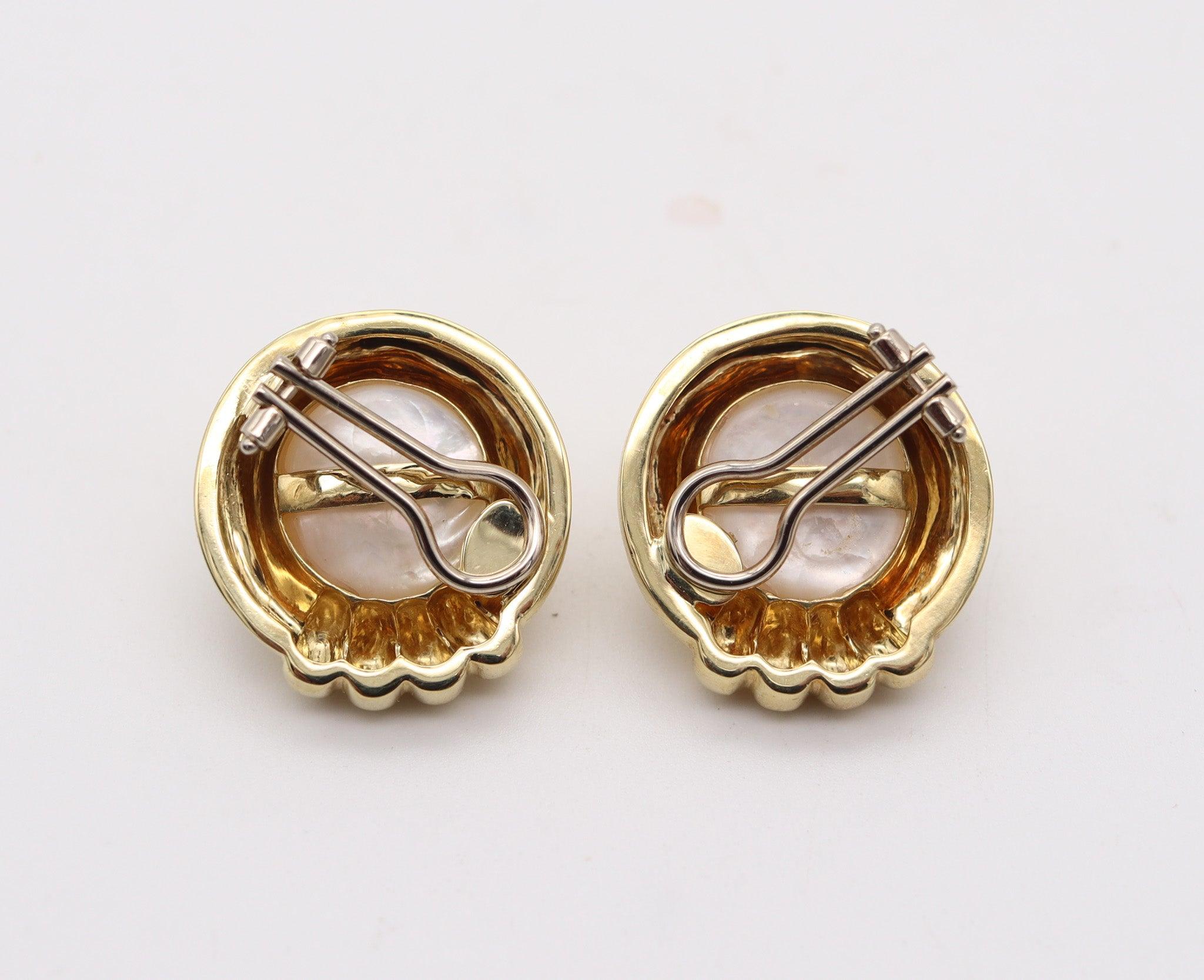 Taille ronde Clips d'oreilles italiens modernes en or jaune 18 carats avec perles Mobe blanches en vente