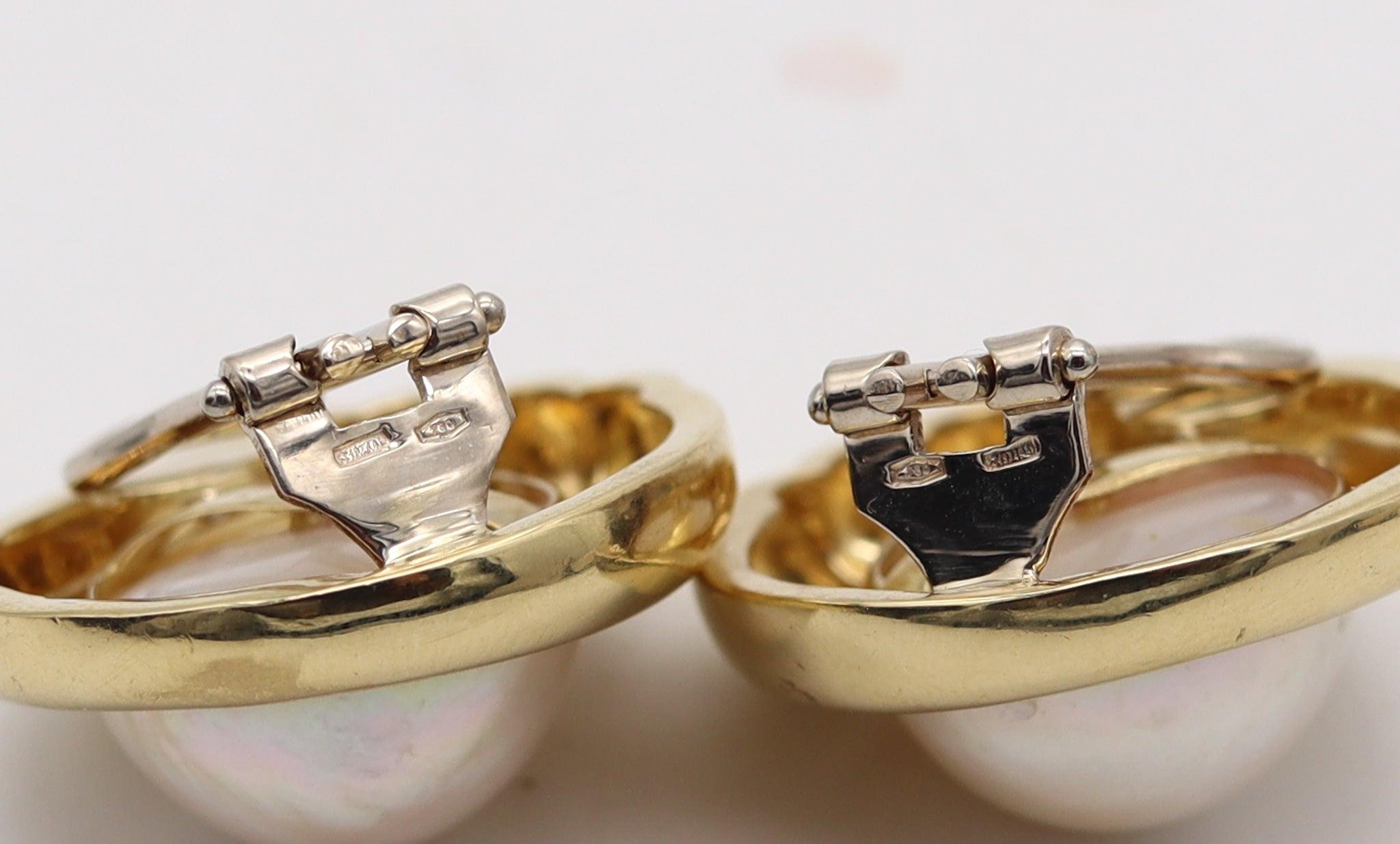Clips d'oreilles italiens modernes en or jaune 18 carats avec perles Mobe blanches Excellent état - En vente à Miami, FL