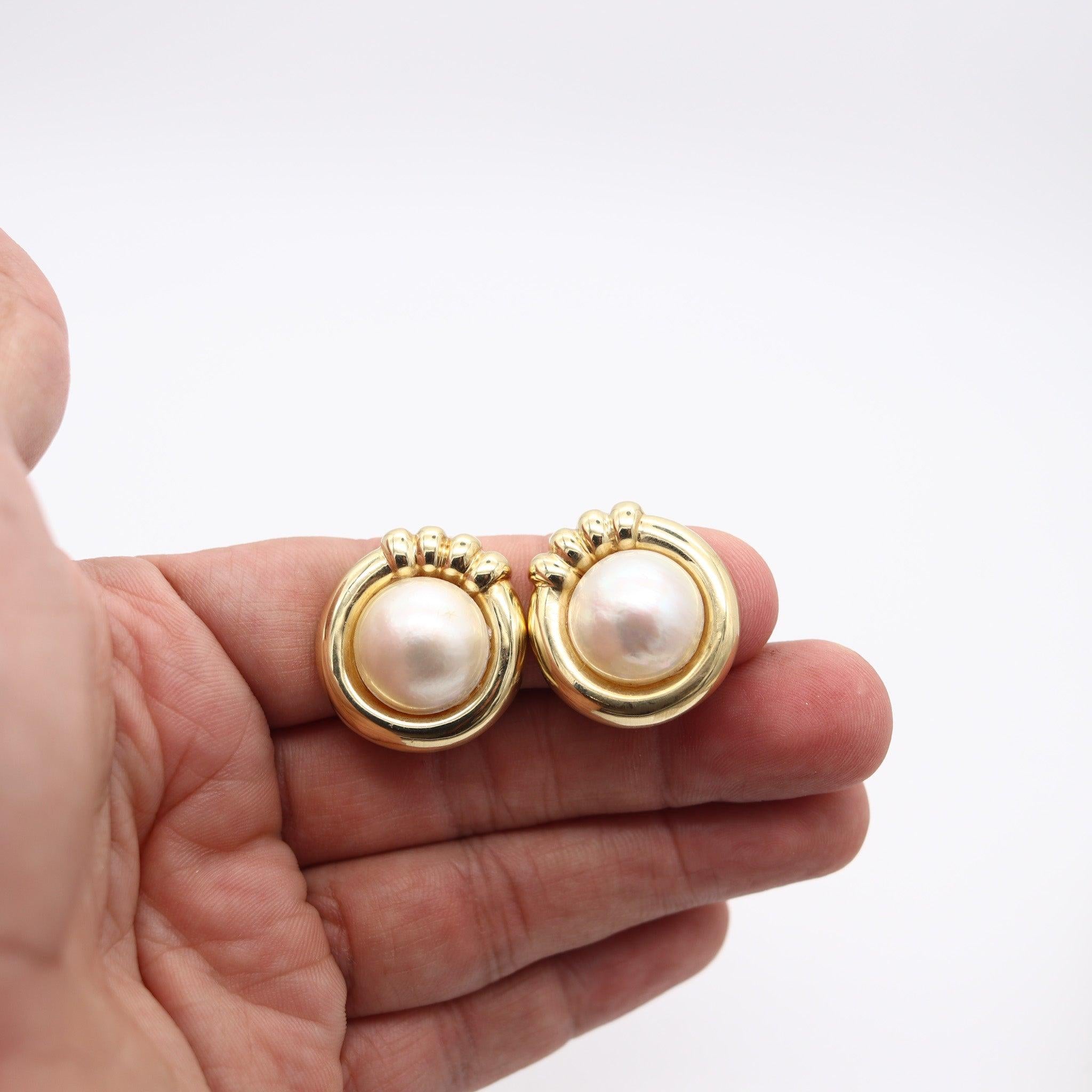 Clips d'oreilles italiens modernes en or jaune 18 carats avec perles Mobe blanches Pour femmes en vente