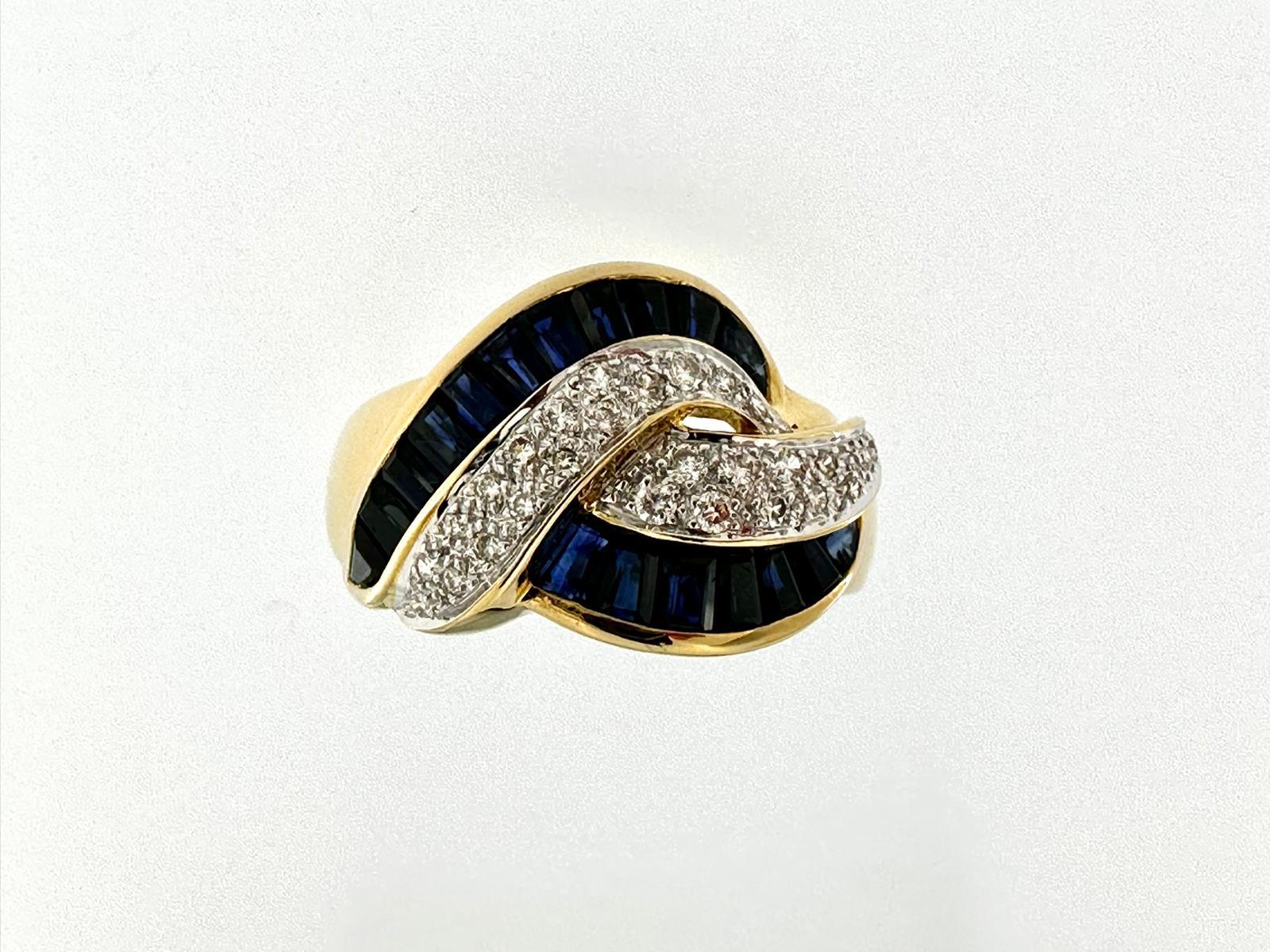 Anillo de Cóctel Italiano Moderno Oro Amarillo de 18 quilates con Diamantes y Zafiros Corte brillante en venta