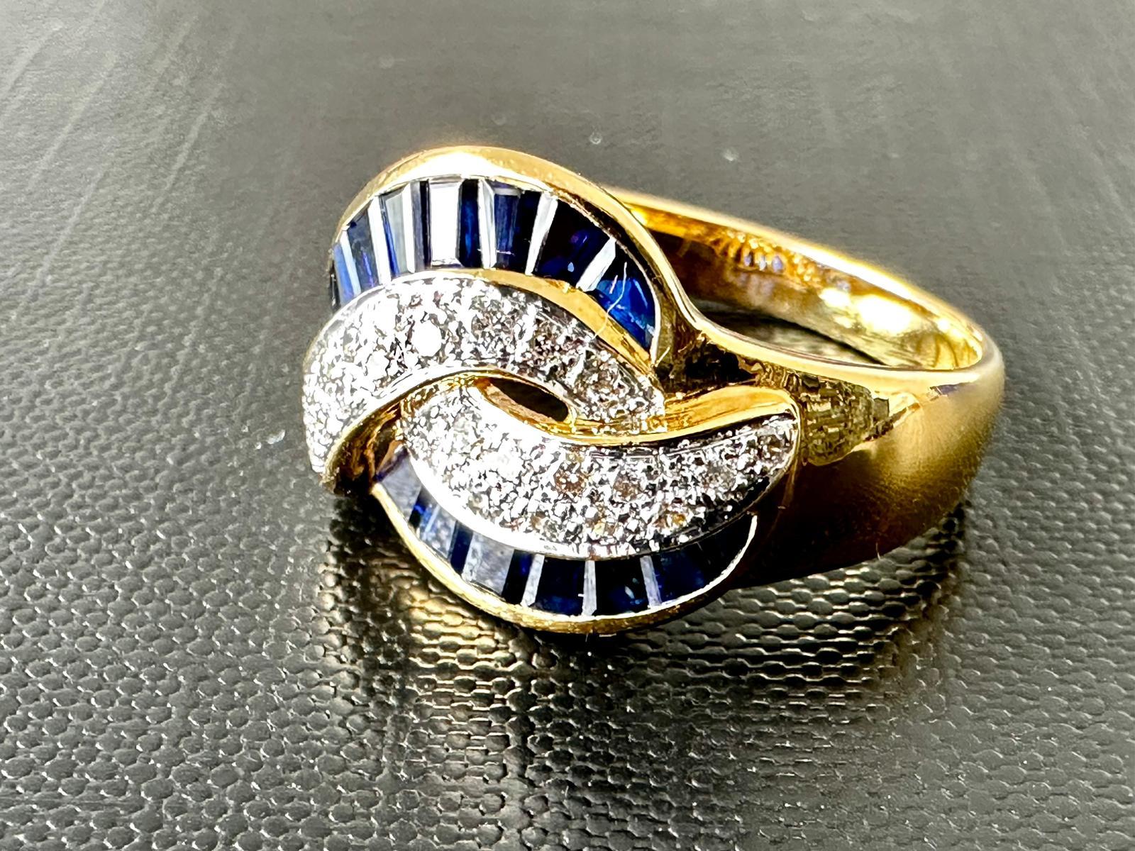 Anillo de Cóctel Italiano Moderno Oro Amarillo de 18 quilates con Diamantes y Zafiros en venta 1