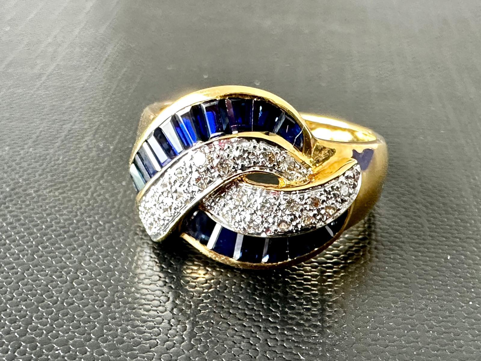 Anillo de Cóctel Italiano Moderno Oro Amarillo de 18 quilates con Diamantes y Zafiros en venta 2
