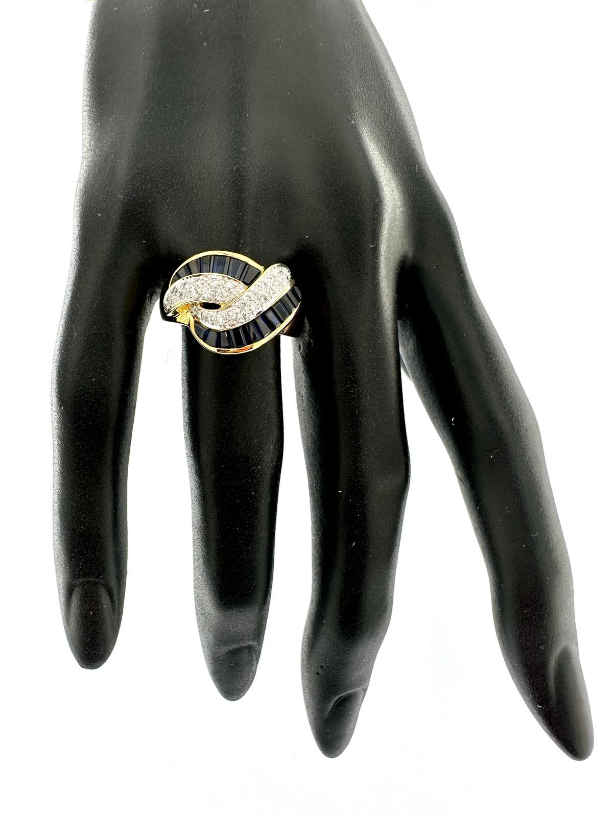 Anillo de Cóctel Italiano Moderno Oro Amarillo de 18 quilates con Diamantes y Zafiros en venta 3