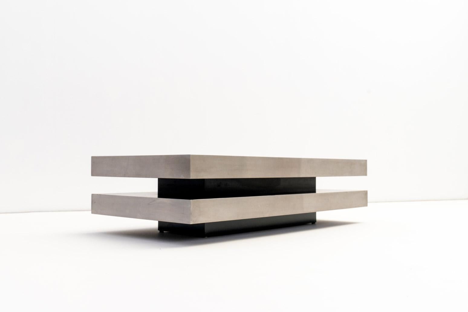 Table basse vintage en parfait état.

Sa structure épurée et minimaliste est marquée par des lignes horizontales et des proportions équilibrées. 
Cette table apporte une touche de sophistication contemporaine à n'importe quelle pièce. Ses tons