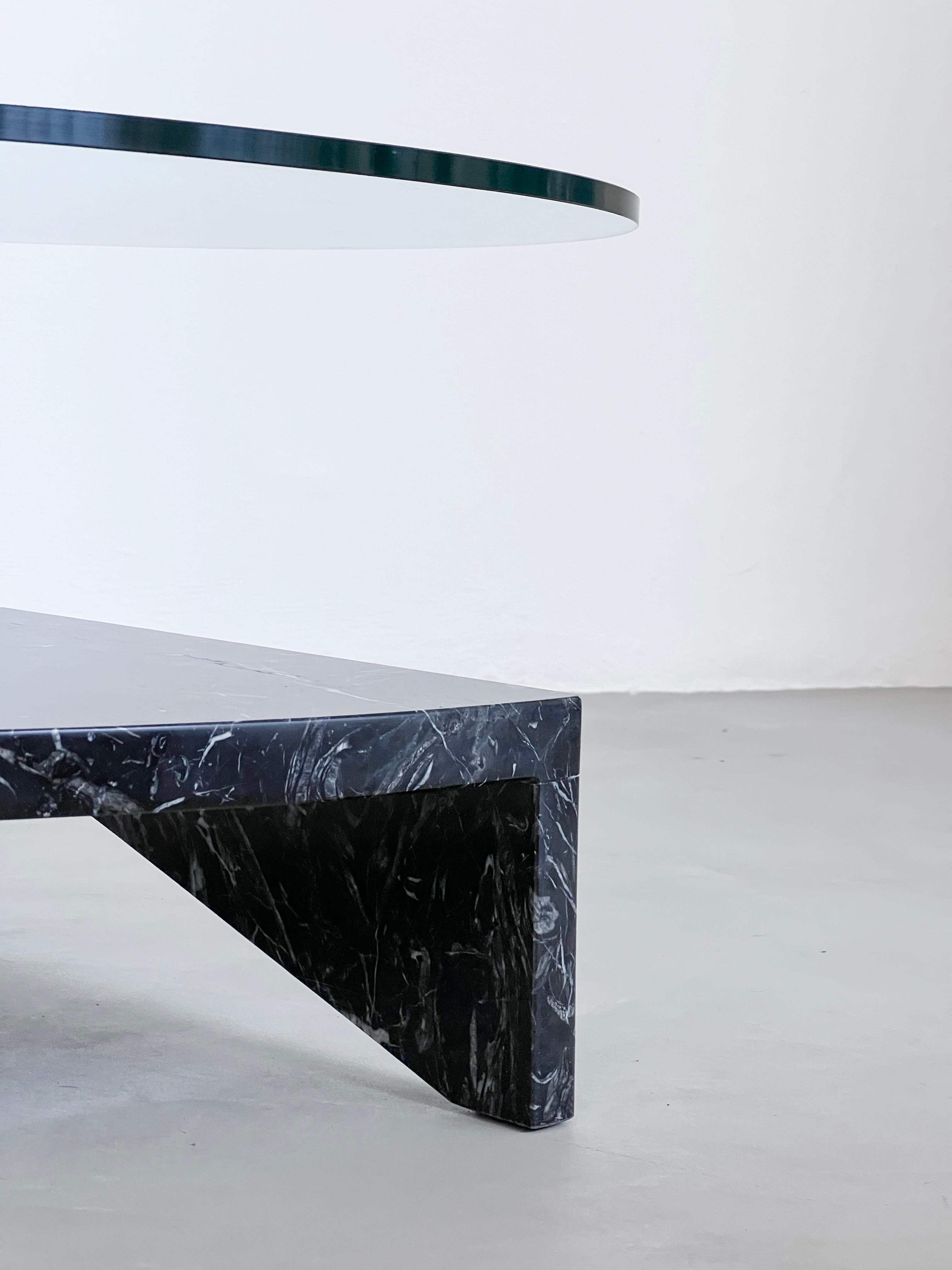 Modern Italian Coffee Table in Marble and Glass by Acerbis, Sculptural Piece For Sale 8