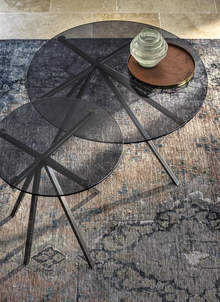 Style international Table basse moderne italienne avec structure en métal et plateau en verre Ø 31,5, Bontempi en vente