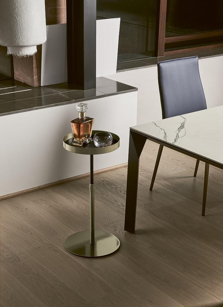 Style international Table basse italienne moderne avec cadre en métal et plateau en verre - Bontempi Casa  en vente