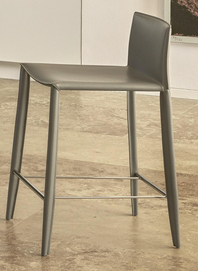 Der Hocker Linda wurde von Daniele Molteni entworfen und ist Teil einer ganzen Familie von Stühlen und Hockern. Dieser niedrige Hocker Linda hat ein Metallgestell, das komplett gepolstert und mit Leder in Sand mit passenden Nähten bezogen ist. Er