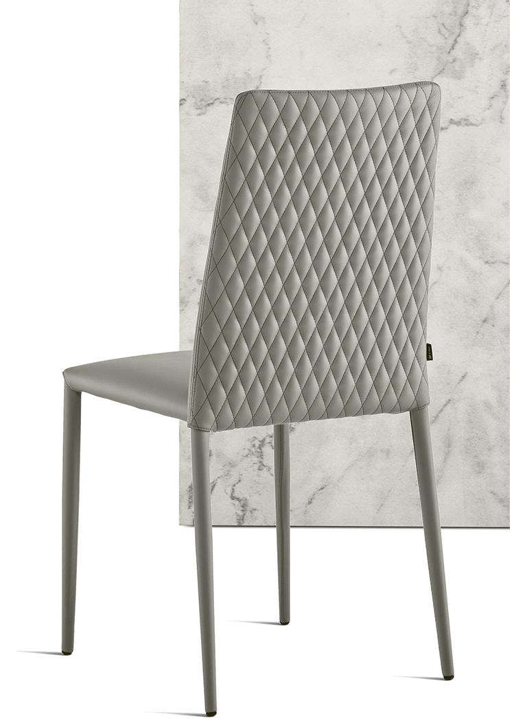 Caractère fort et linéarité des formes pour un style raffiné et élégant. La chaise Malik, avec la possibilité d'un dossier matelassé, est entièrement revêtue de cuir écologique gris clair, un cuir synthétique capable de reproduire l'aspect et la