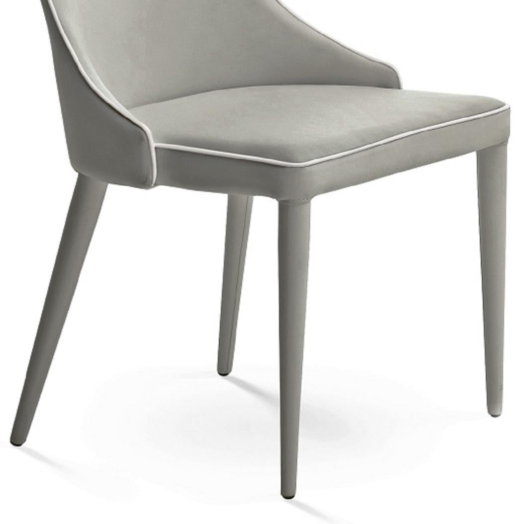 Dieser von Bontempi Casa entworfene Sessel zeichnet sich durch eine Mischung aus klassischem Stil und modernem Design aus, die eine außergewöhnliche Mischung ergibt. So entsteht ein Sessel mit einem raffinierten Charakter, der eine angenehme