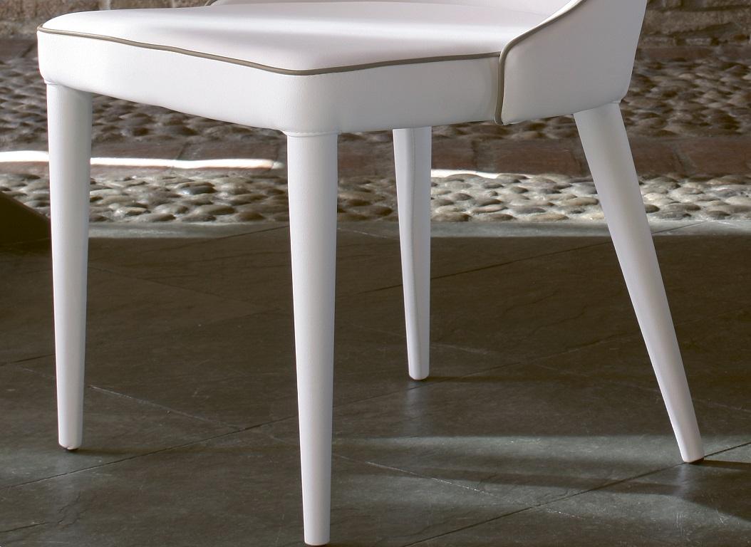 Conçue par Design/One Casa, cette chaise se caractérise par un style classique mêlé à un design moderne, ce qui donne lieu à un mélange exceptionnel, donnant vie à une chaise au caractère sophistiqué qui éveille une agréable nostalgie du passé.