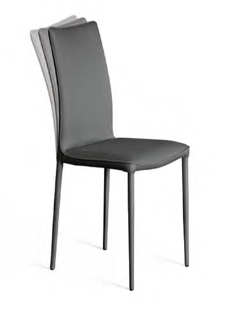 Conçue par Bontempi Casa, la chaise Nata flex offre une grande ergonomie et un grand confort, et améliore le temps passé assis grâce au délicat mouvement flexible du dos. Cette chaise est entièrement rembourrée, sa coque et ses pieds en métal sont