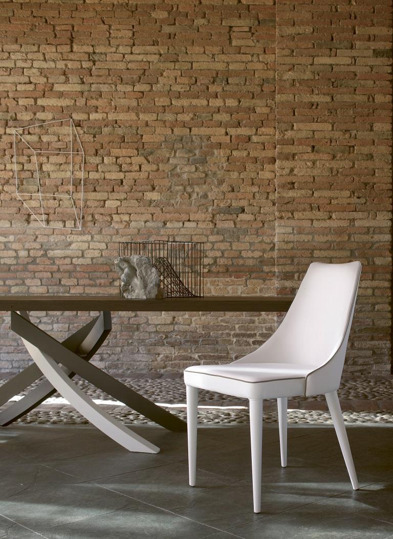Style international Chaise italienne moderne et complètement tapissée en cuir écologique Bontempi Casa Collection en vente