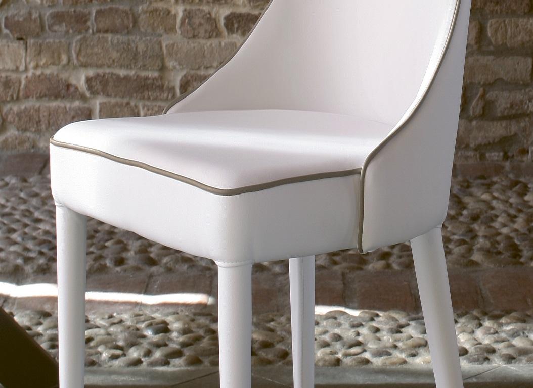 Chaise italienne moderne et complètement tapissée en cuir écologique Bontempi Casa Collection Neuf - En vente à Titusville, PA