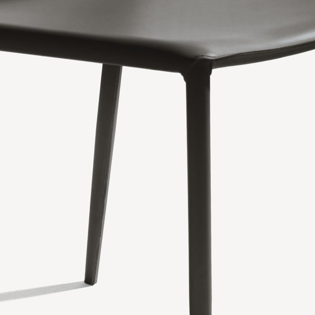 Conçue par Daniele Molteni, la chaise Linda fait partie d'une famille de chaises et de tabourets. Cette chaise Linda, à haut dossier, est dotée d'une structure métallique entièrement rembourrée et recouverte de cuir Anthracite avec des coutures