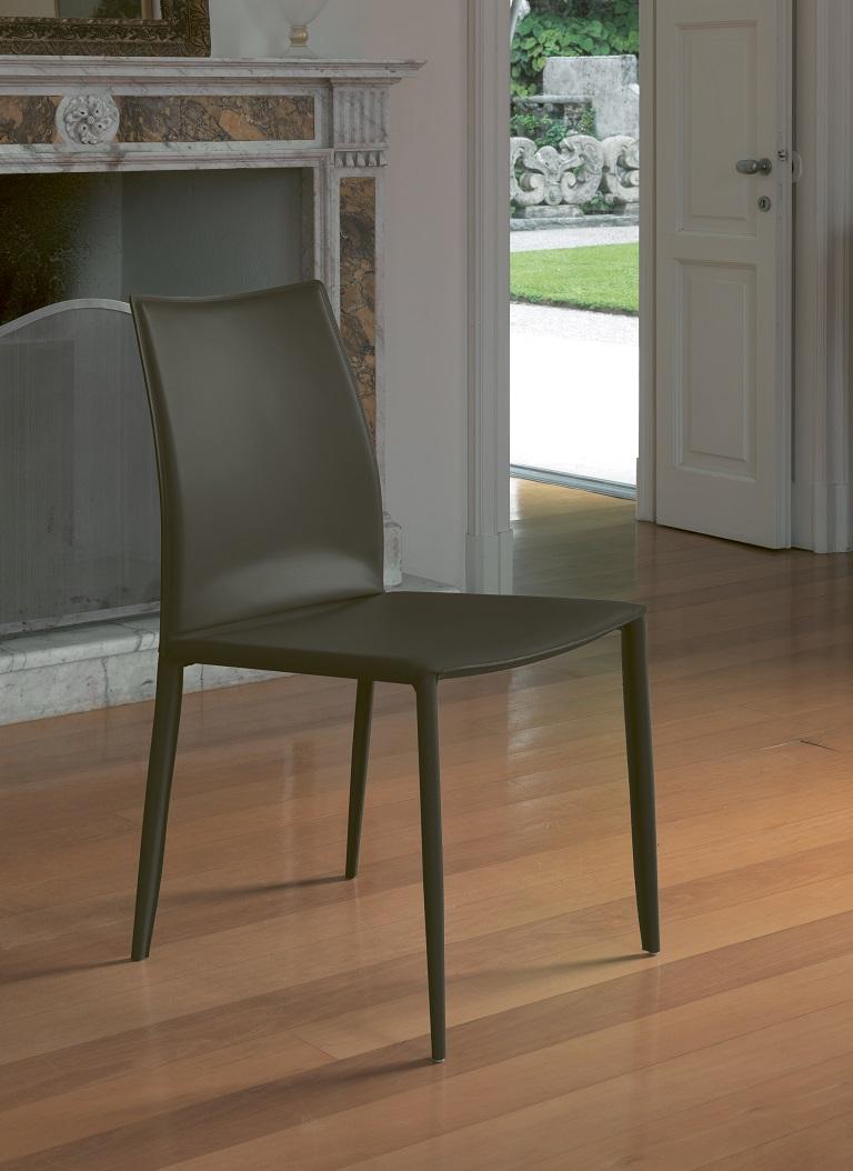 Autre Chaise italienne moderne et complètement tapissée en cuir de peau -Bontempi Casa Collection en vente